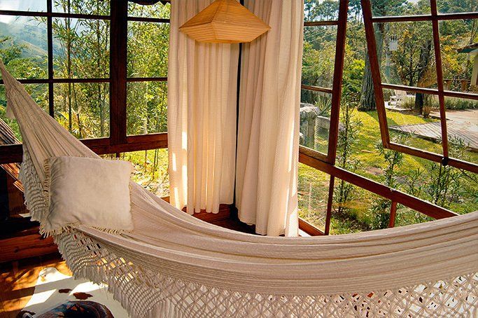 Uma rede está em frente a uma grande janela