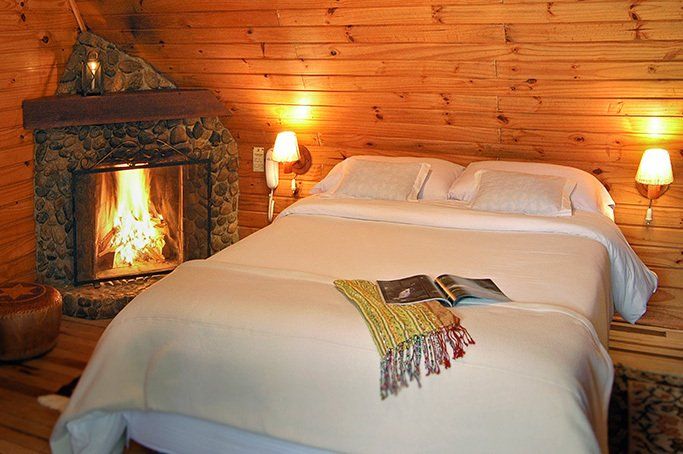 Um quarto com lareira e uma cama