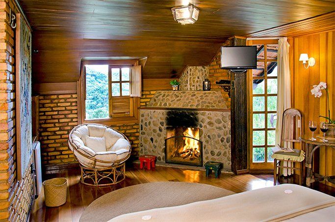 Há uma lareira no meio da sala.