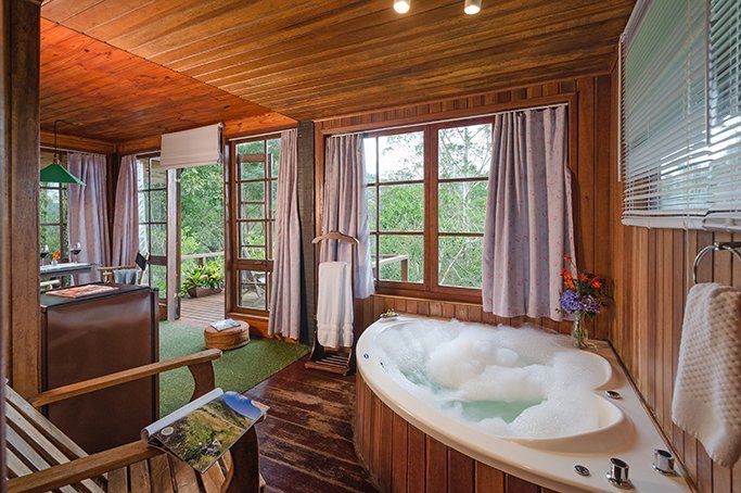 Há uma banheira de hidromassagem no meio do quarto.