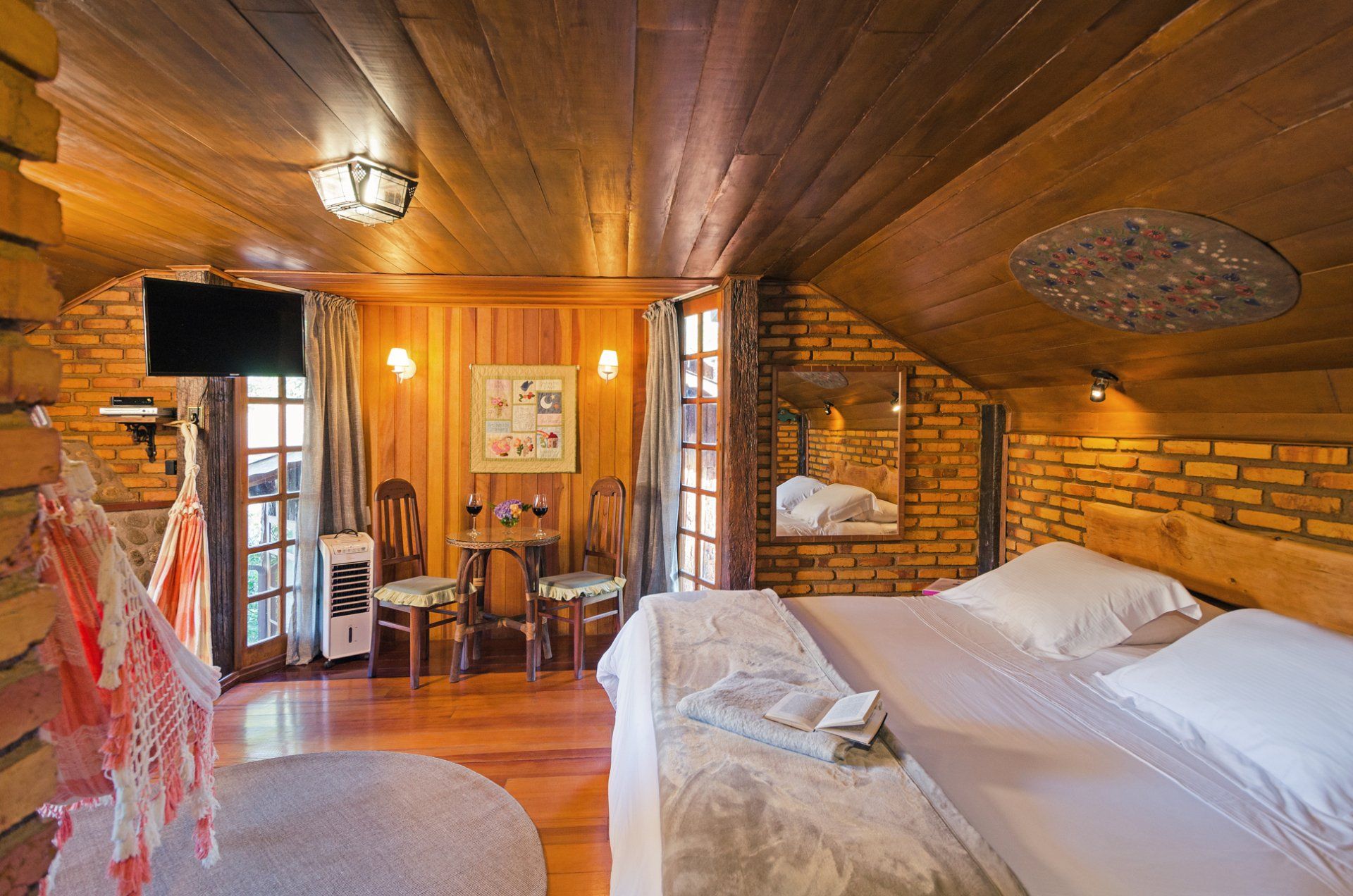 Há uma cama grande no meio do quarto.