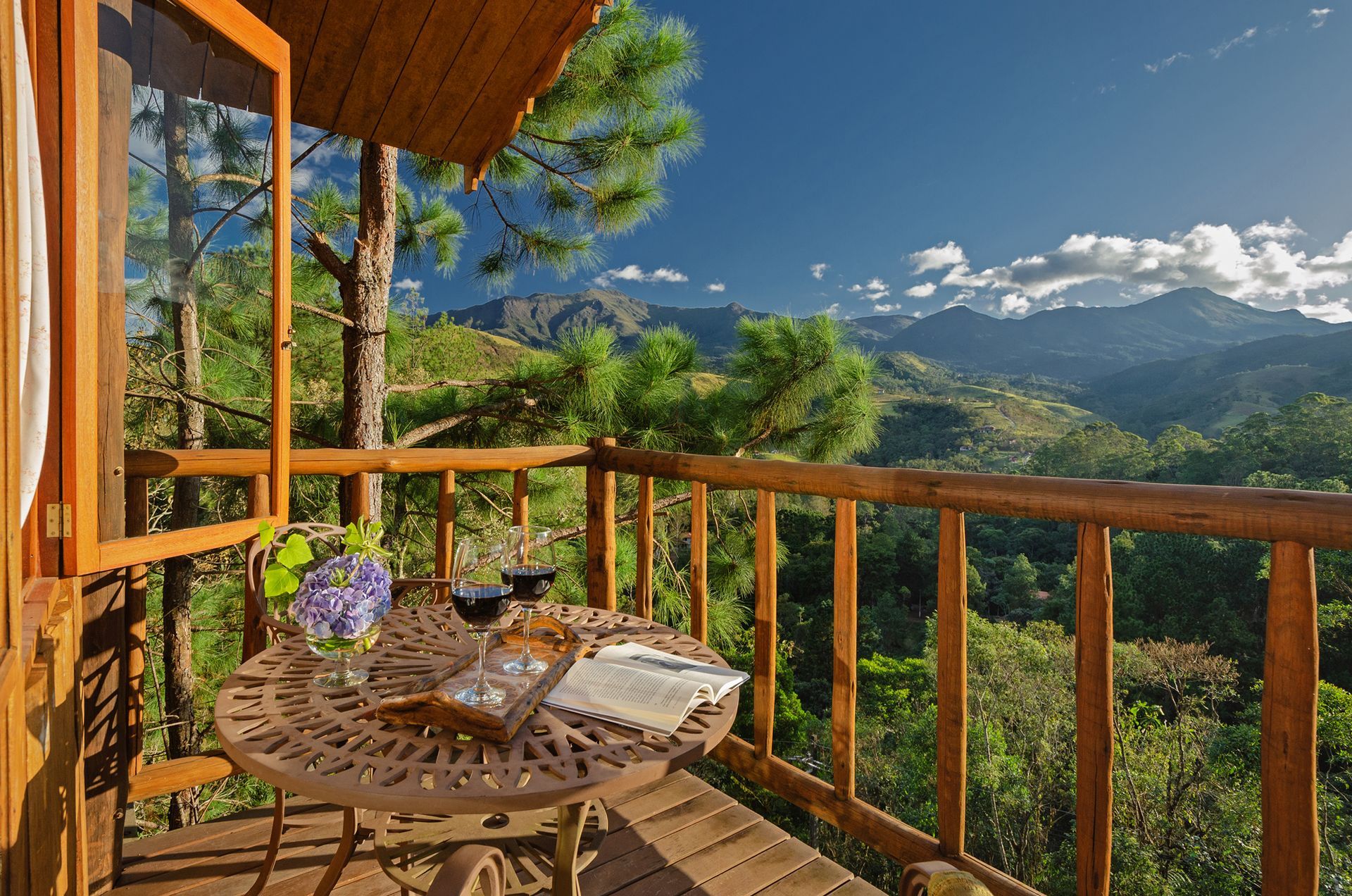 Uma varanda com uma mesa e duas taças de vinho