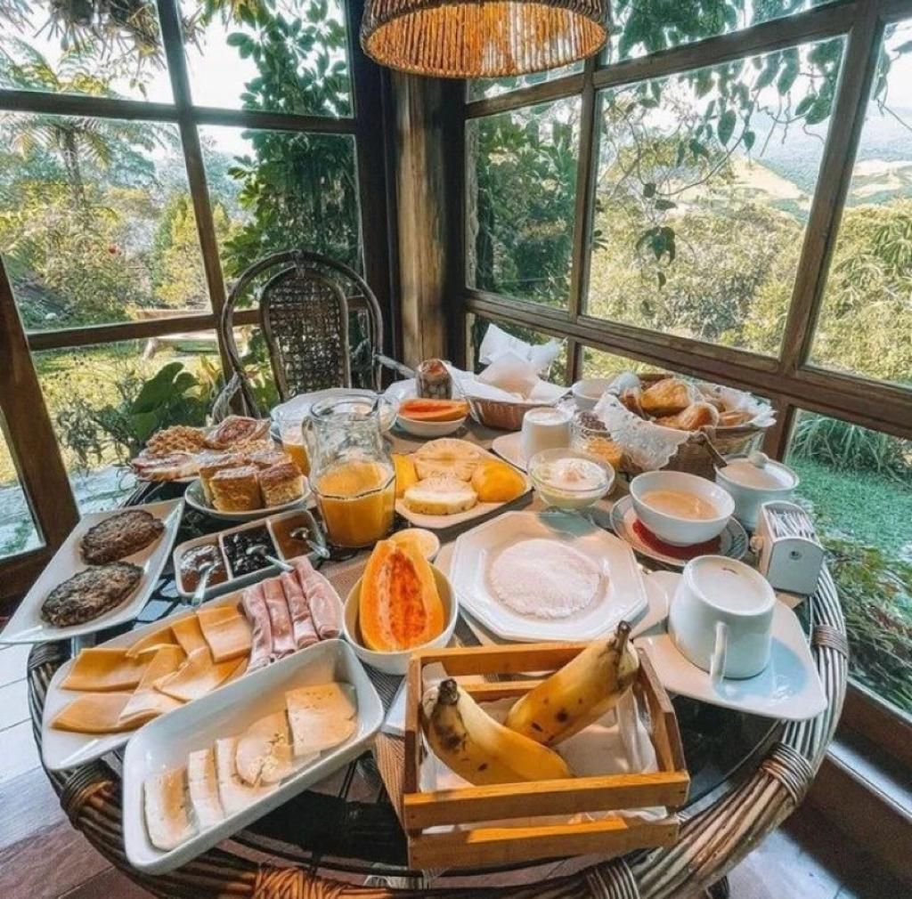 Uma mesa cheia de uma variedade de comidas e bebidas