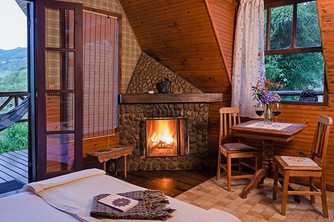 Há uma lareira no canto da sala.