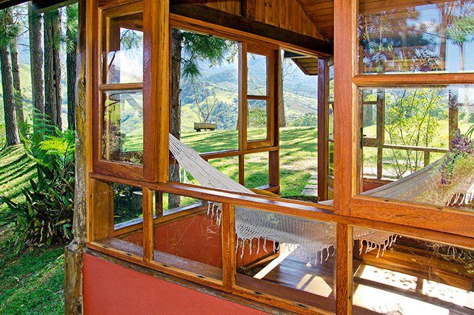 Há uma rede na janela de uma casa.