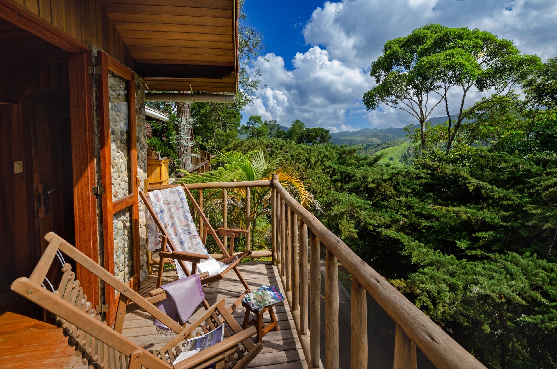 Uma varanda com vista para árvores e montanhas