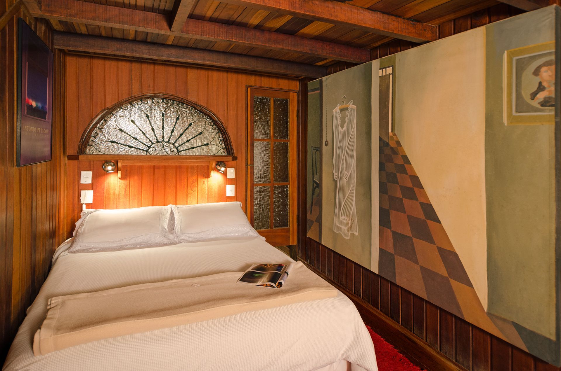 Um quarto com uma cama e uma pintura na parede