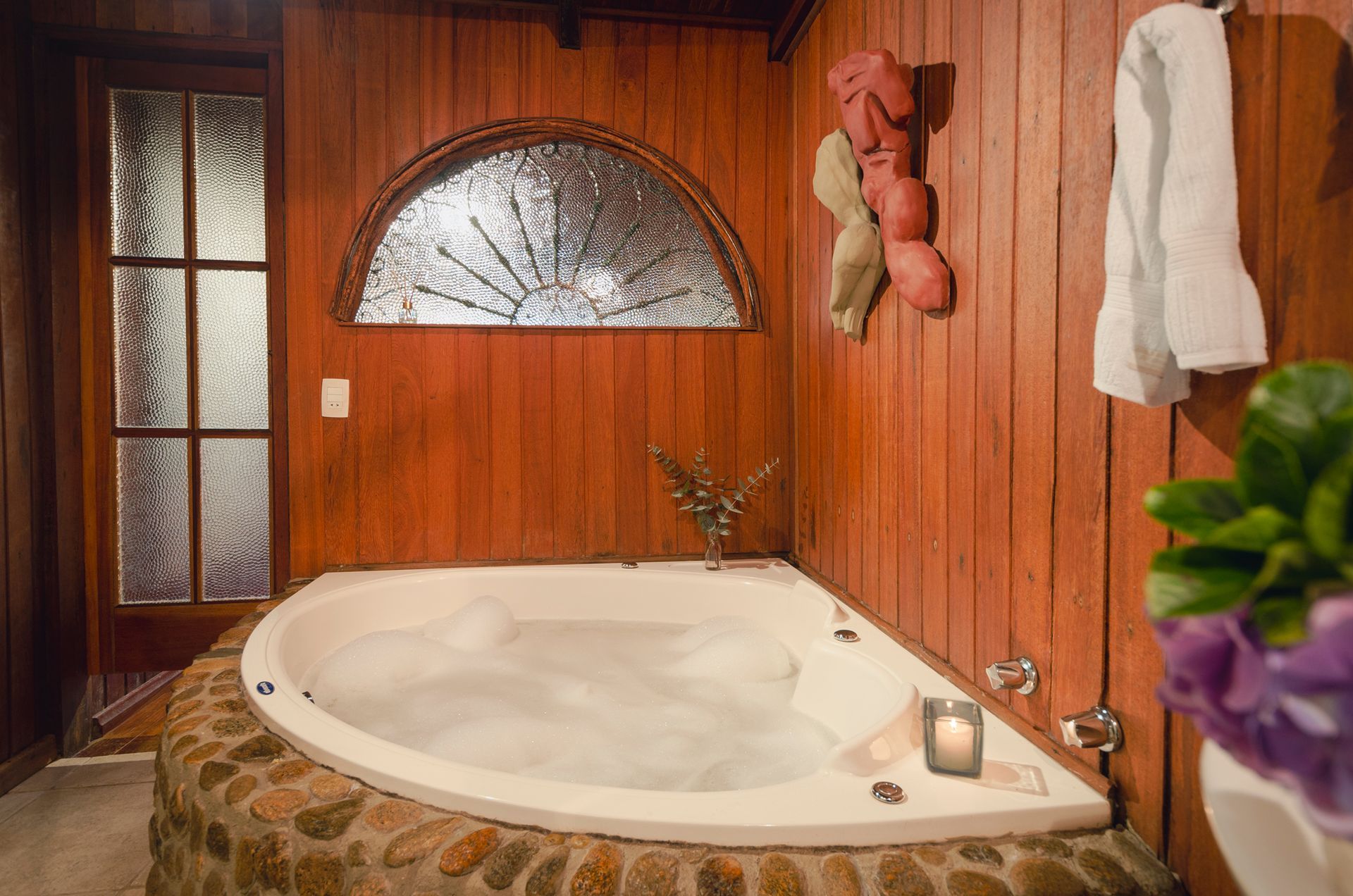 Há uma banheira de hidromassagem no meio do banheiro.