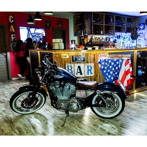 interno pub con Harley Davidson