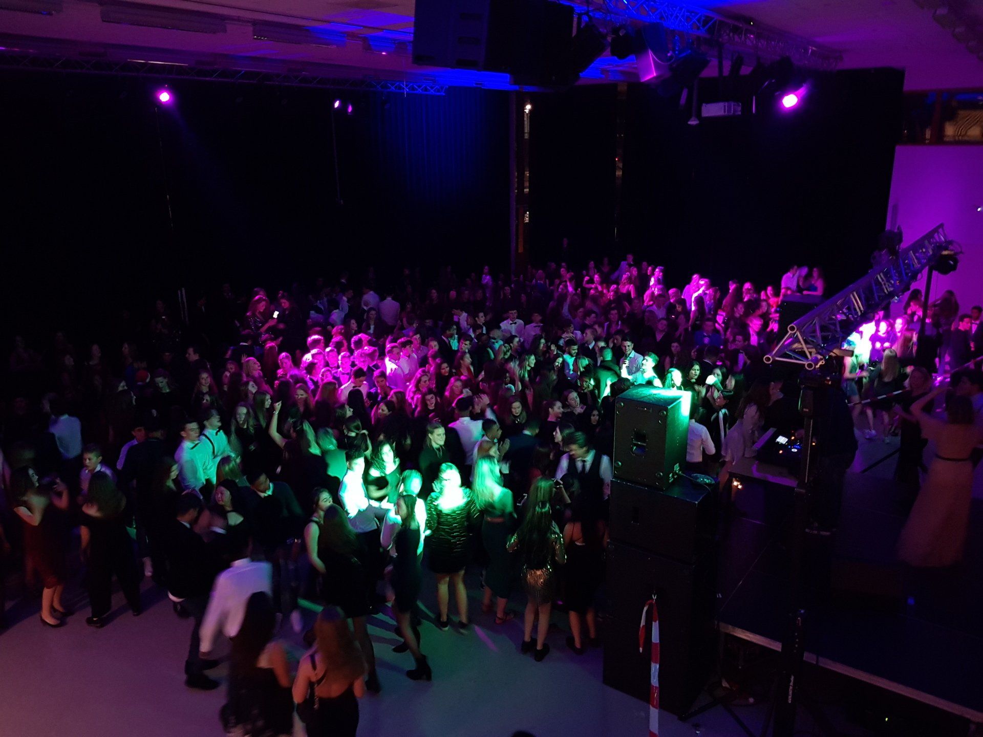 Groep mensen dansen op kerstgala