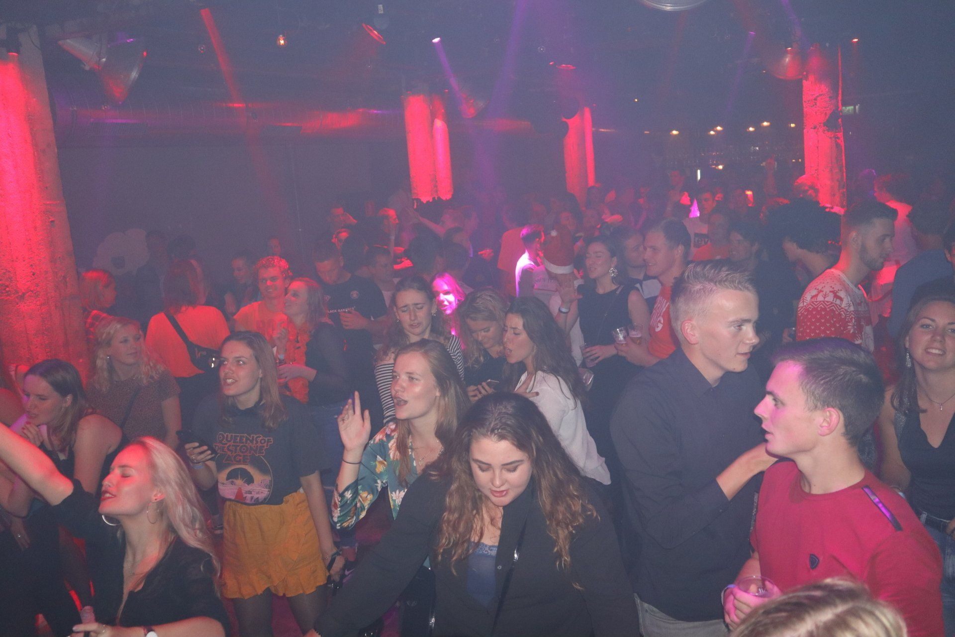 Groep mensen dansen in club Utrecht