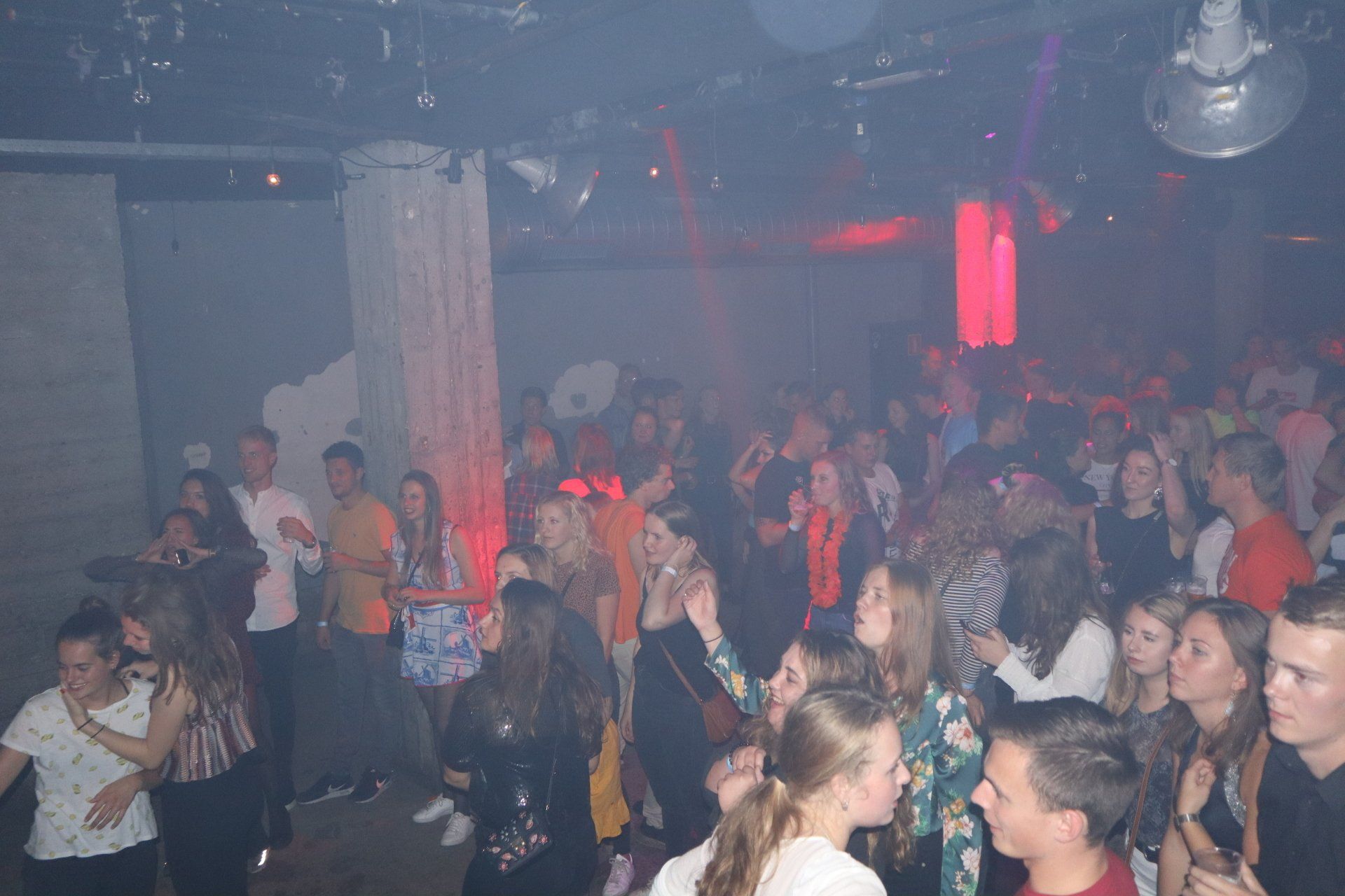 groep mensen dansen in club Utrecht