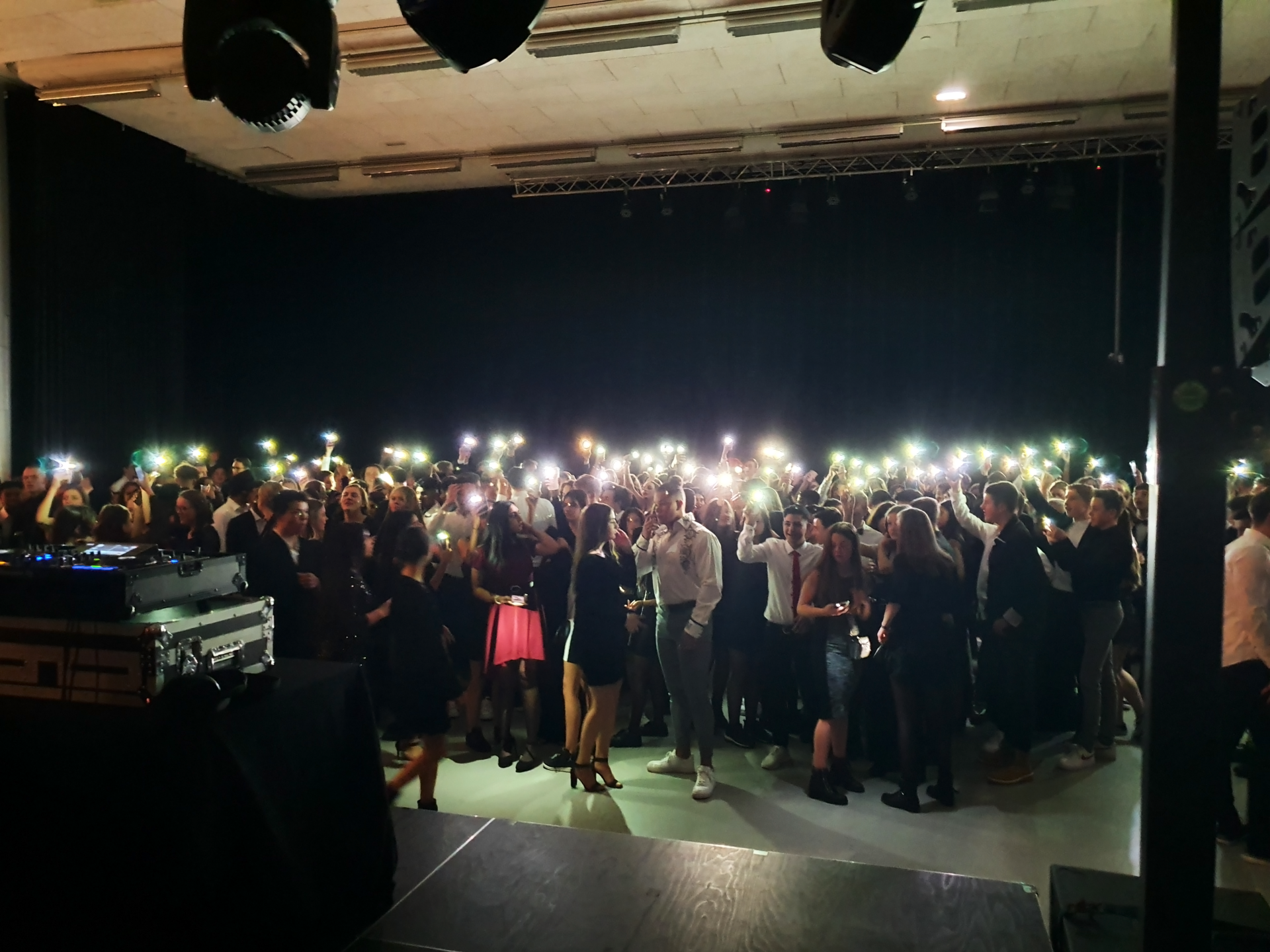 Groep mensen met lampjes op kerstgala