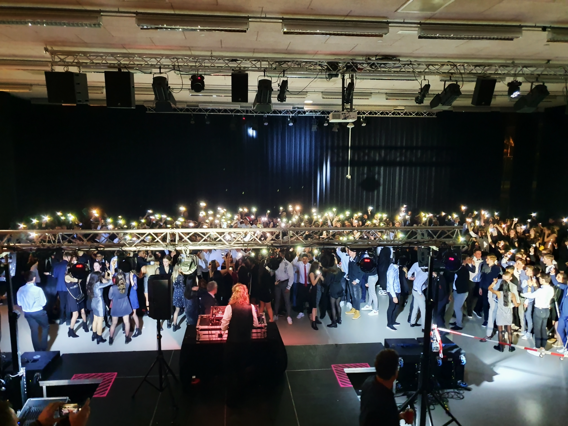 Groep mensen dansen op kerstgala met DJ