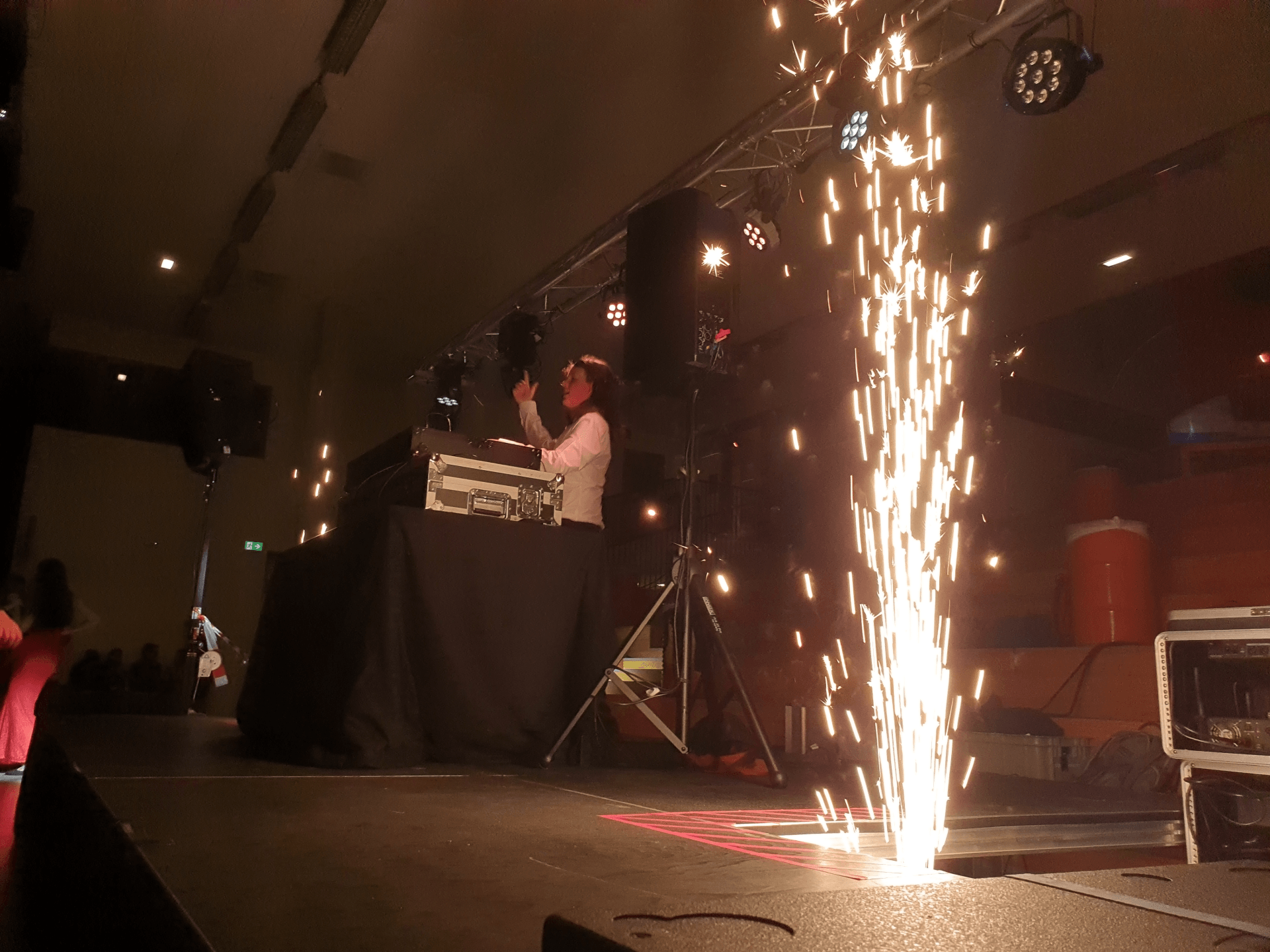 DJ Robin vuurwerk op podium kerstgala