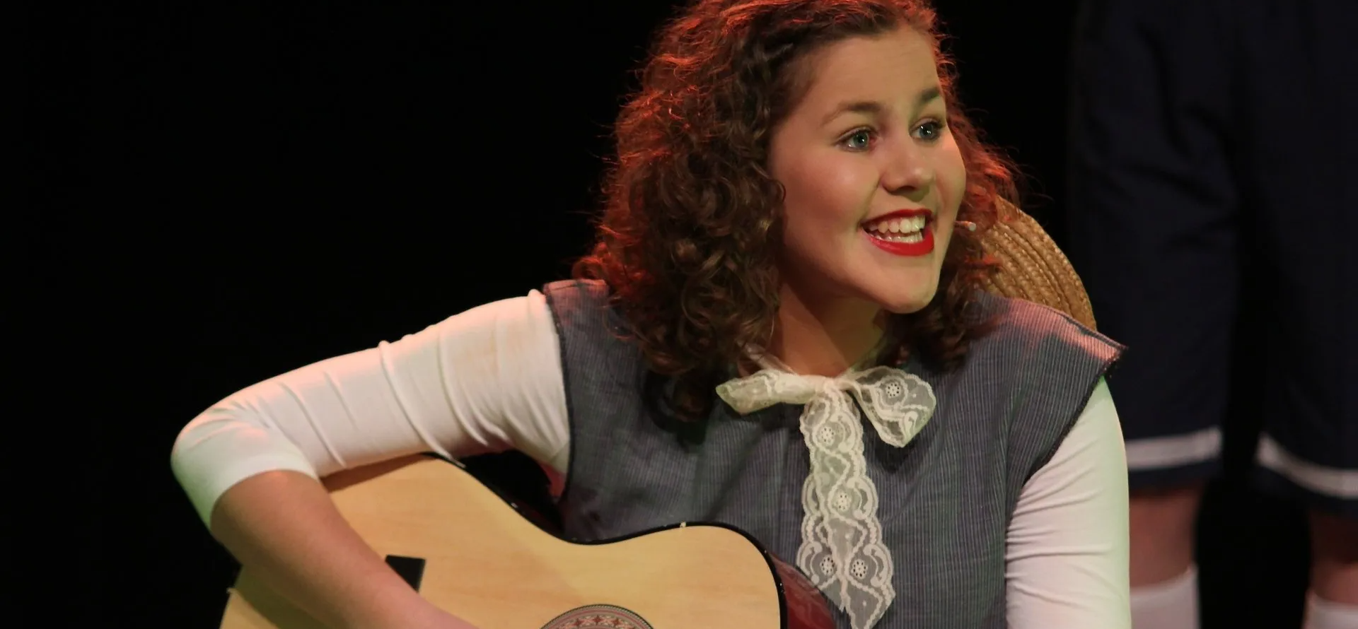 gitaar spelen op podium door vrouw