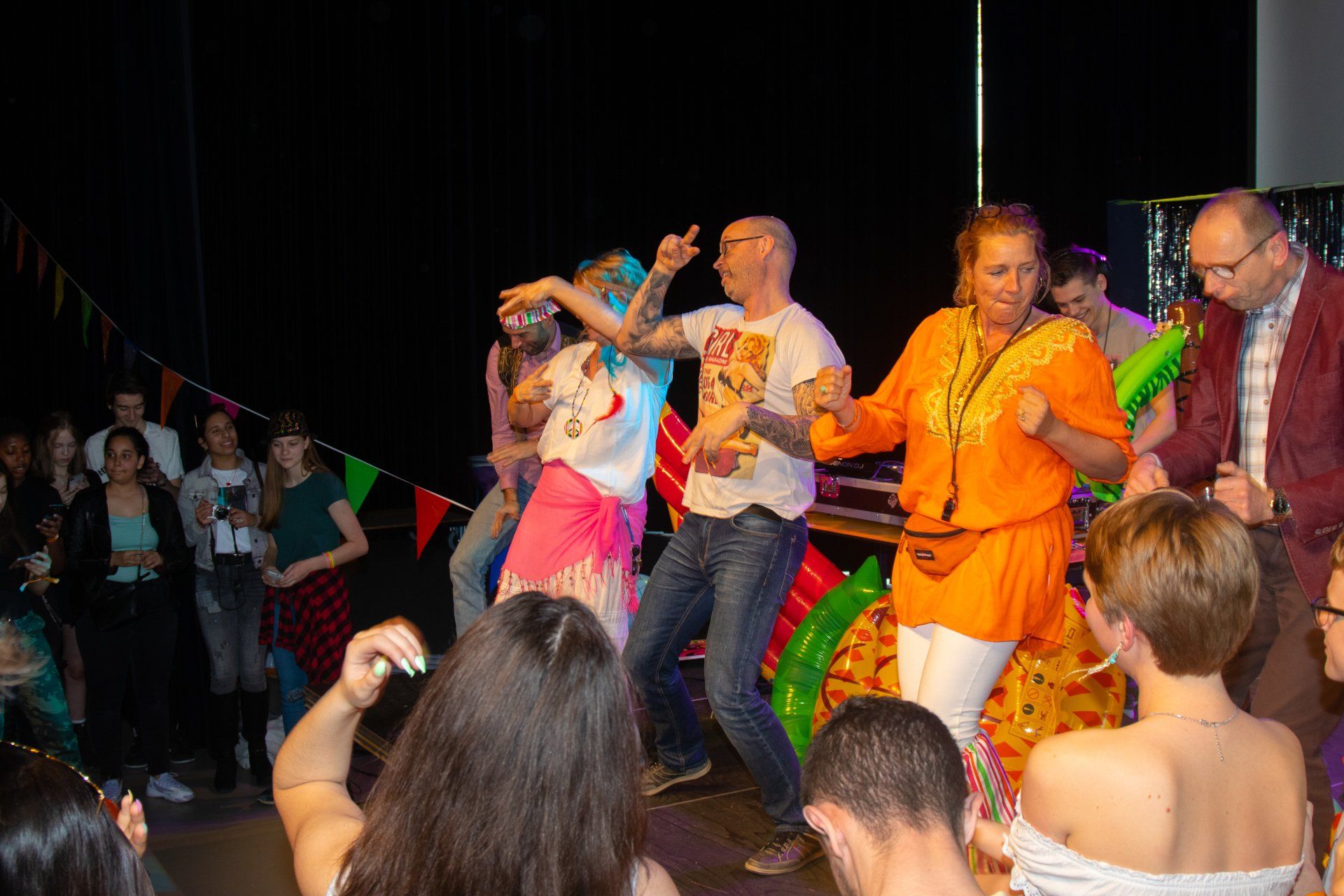 docenten aan het dansen op zomers examenfeest
