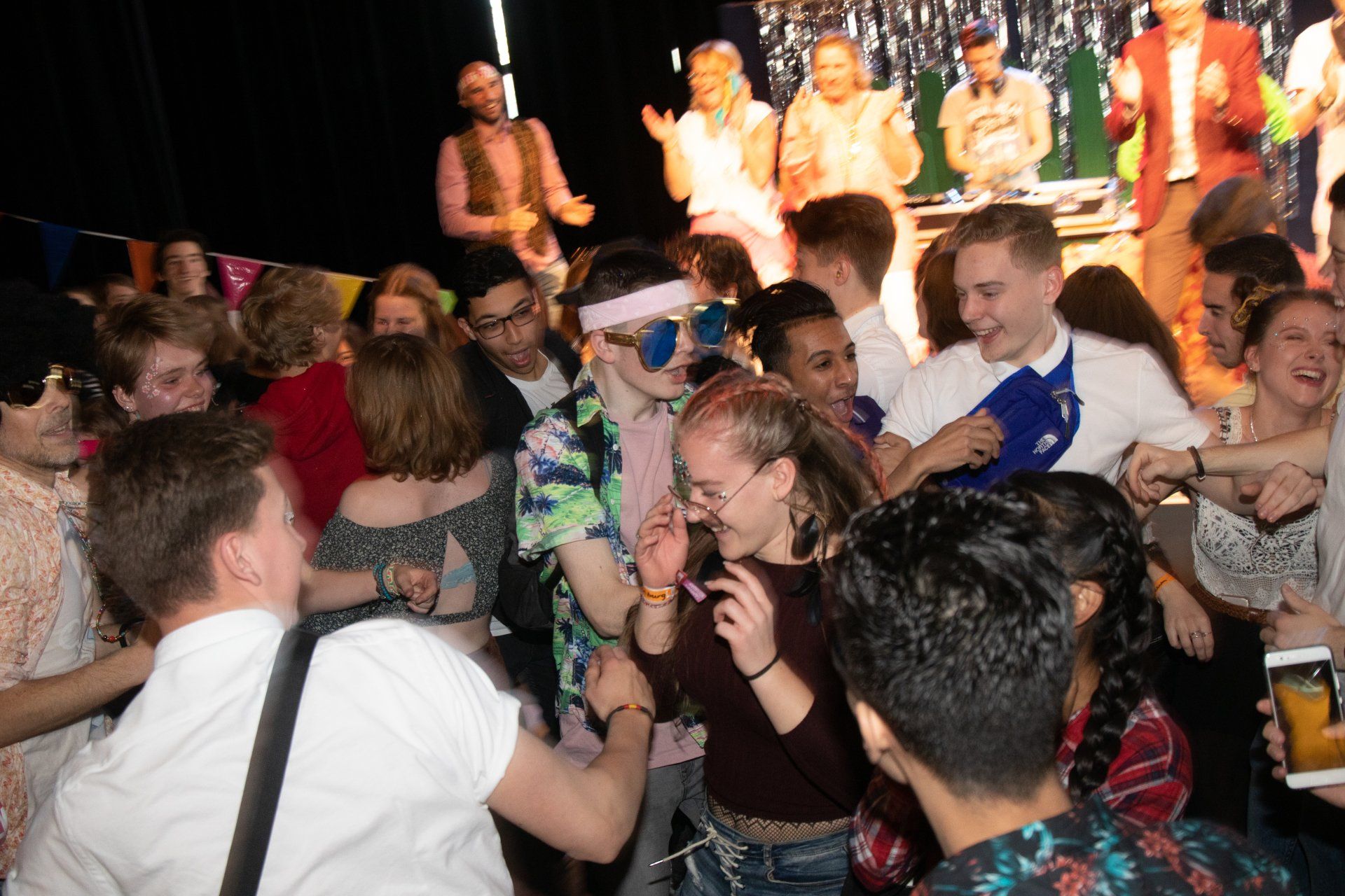 Dansende mensen op zomers examenfeest