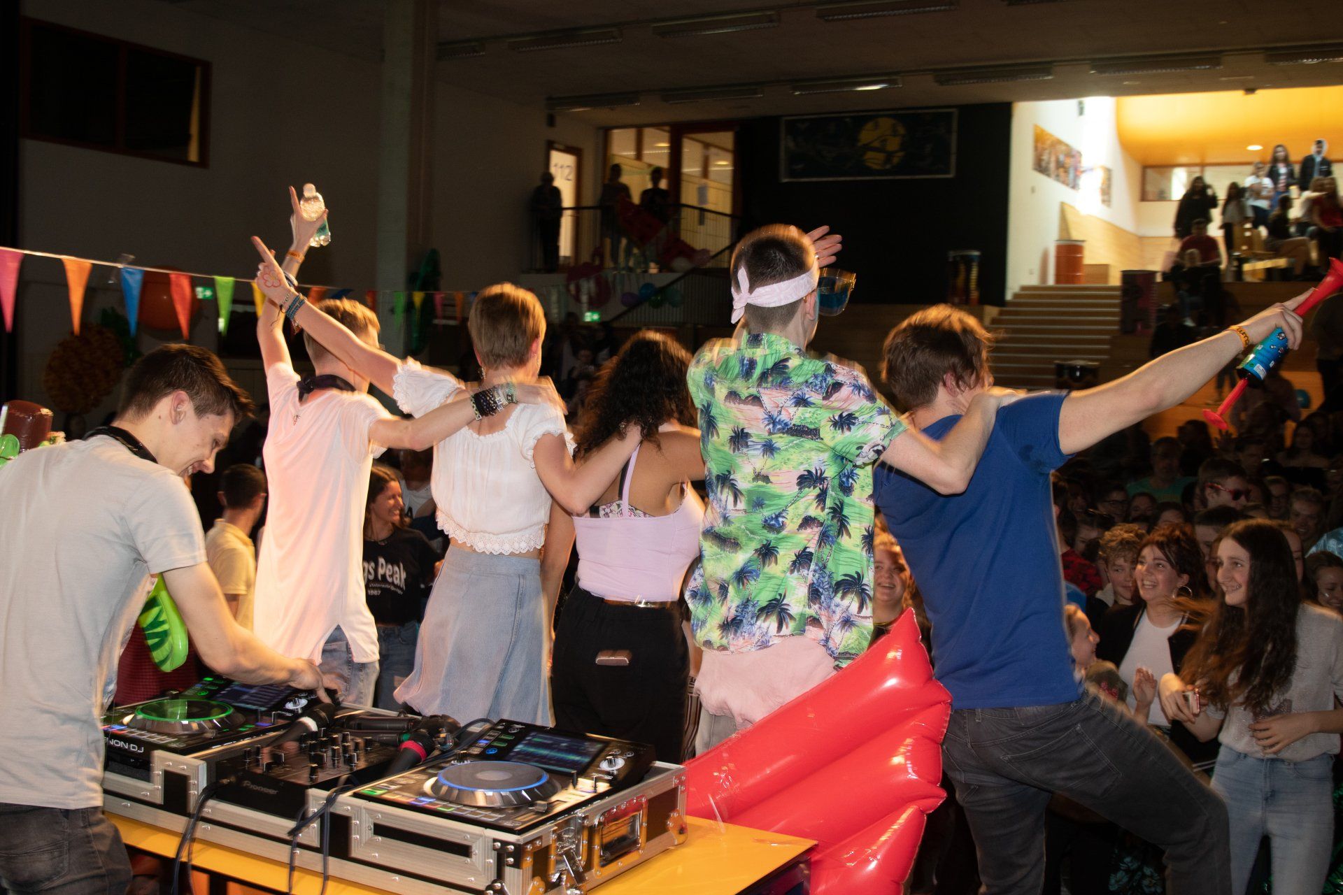 Dansende mensen op podium tijdens zomers examenfeest