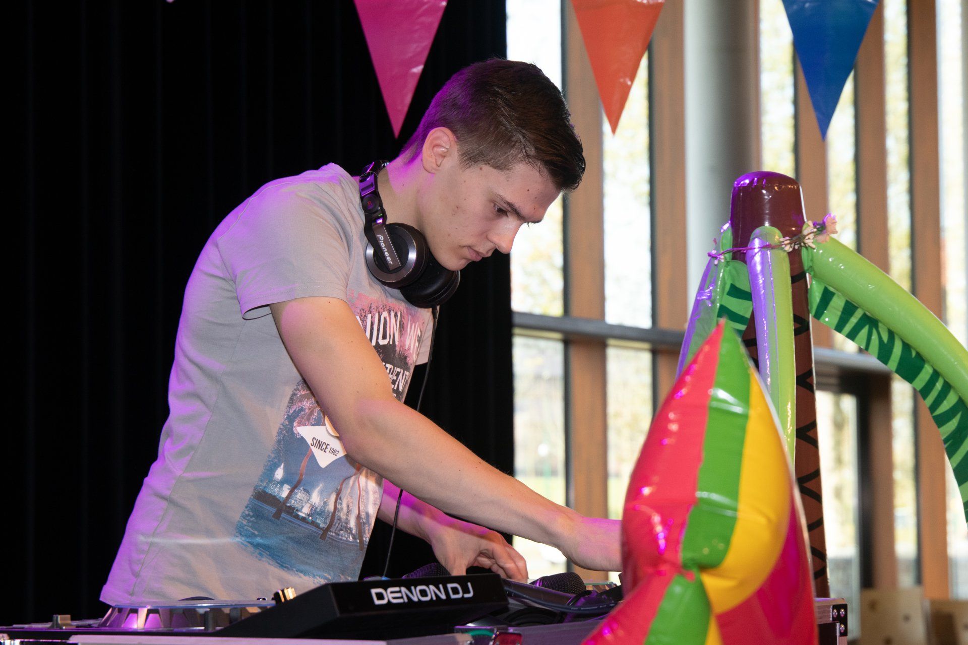 DJ op zomers examenfeest