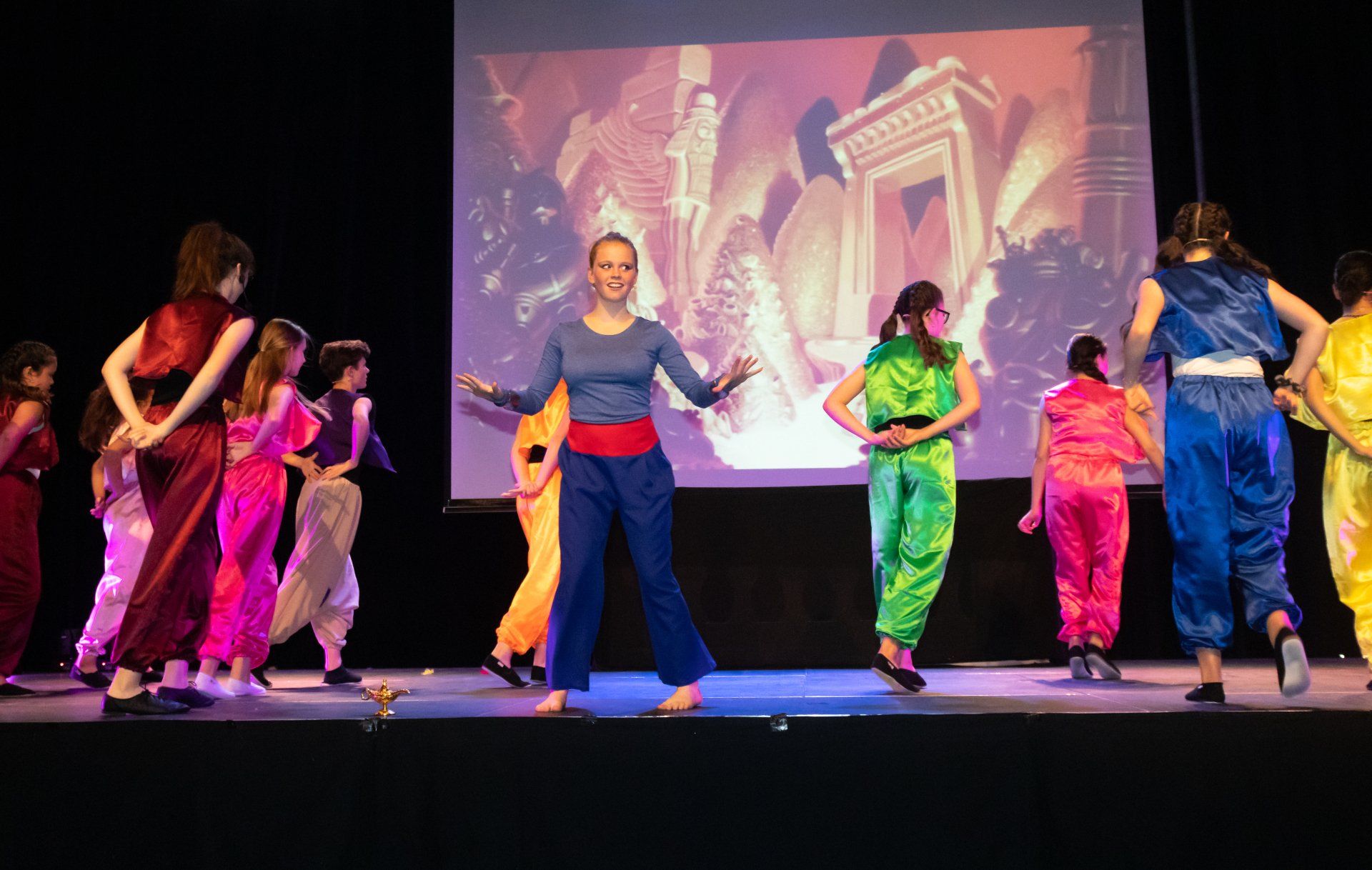 dans in aladdin minimusical met de geest Genie