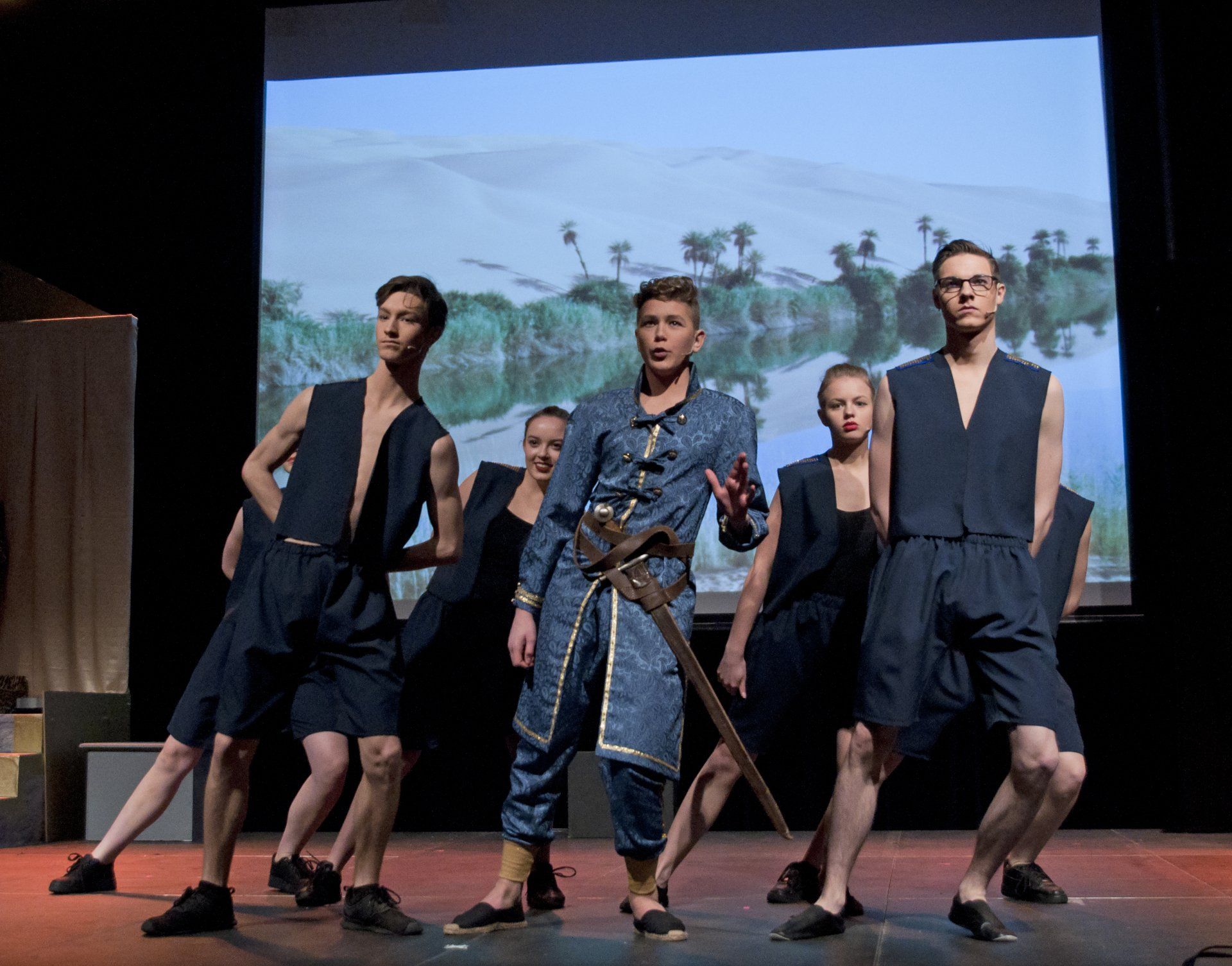 Toneel groepsdans op het podium aida