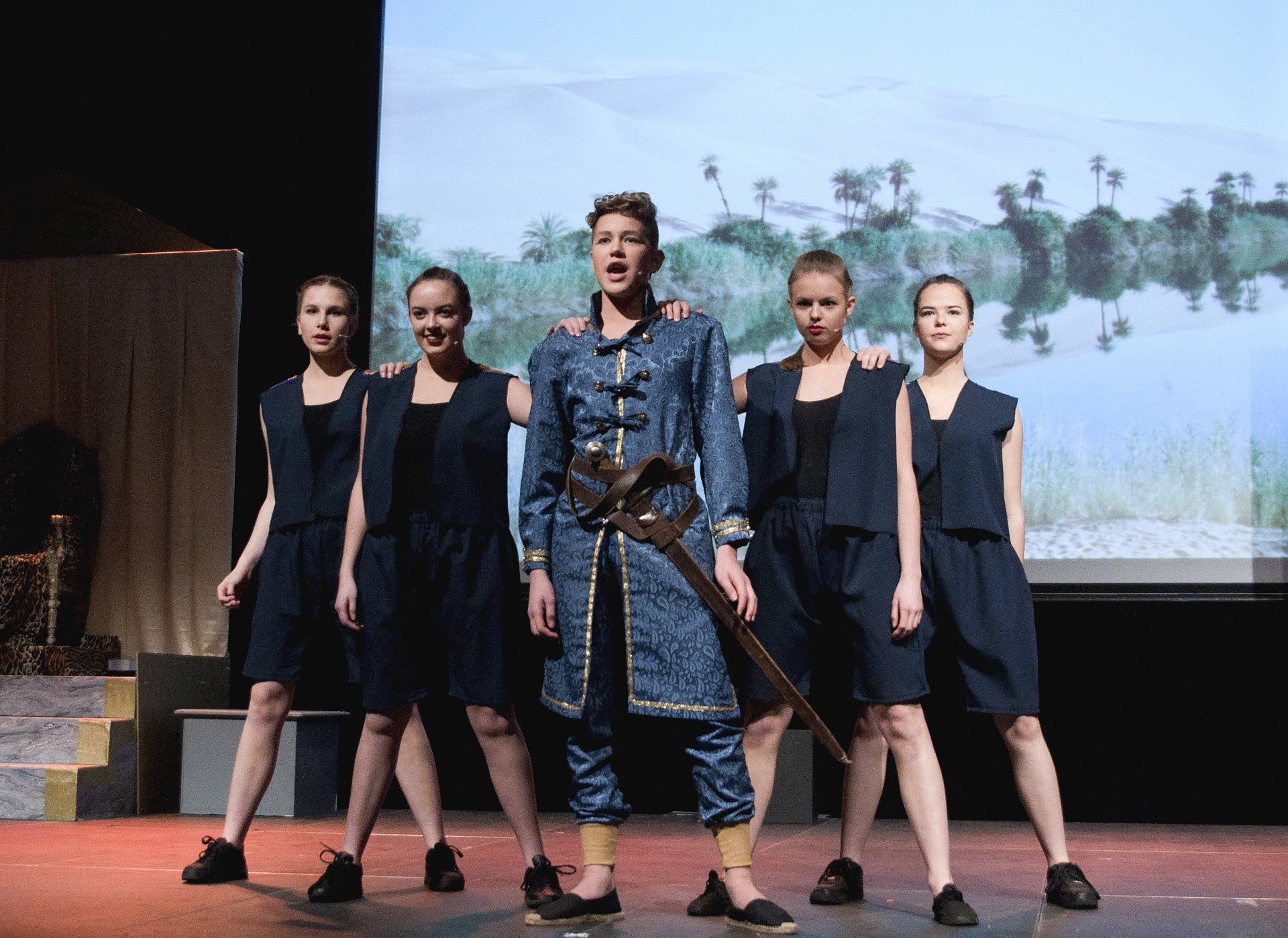 Toneel dansend op het podium aida