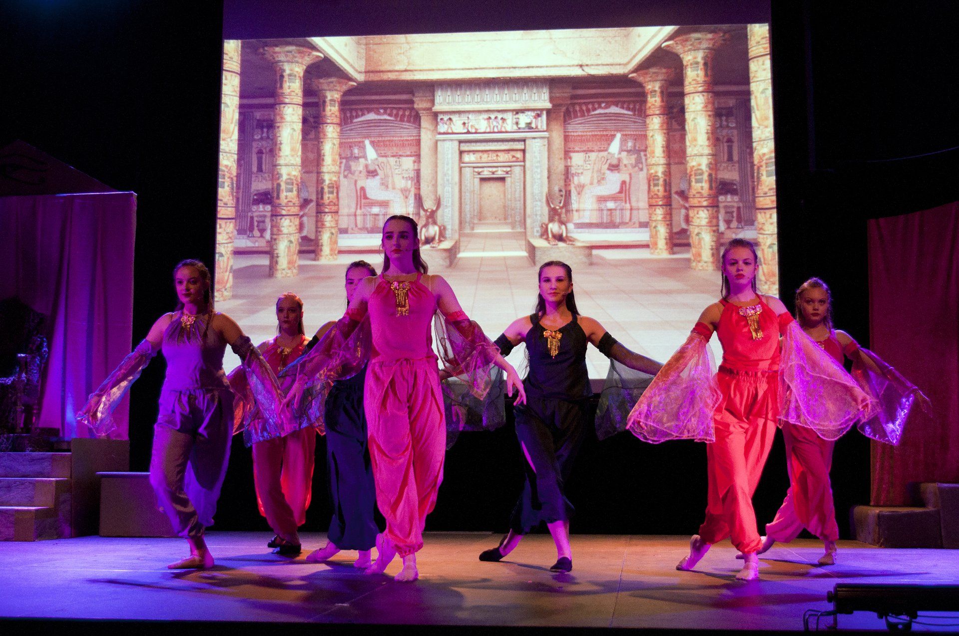 Toneel oosterse dans op het podium aida