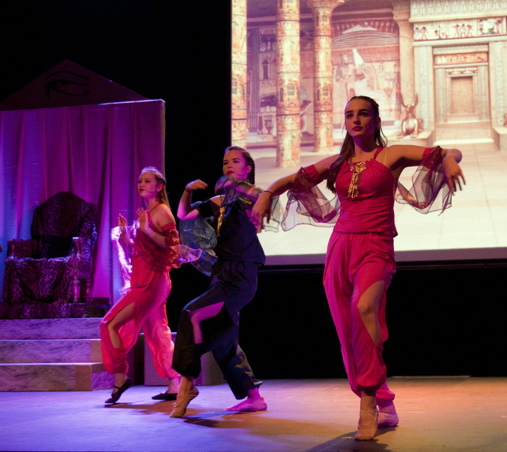 Toneel oosterse dans op het podium aida