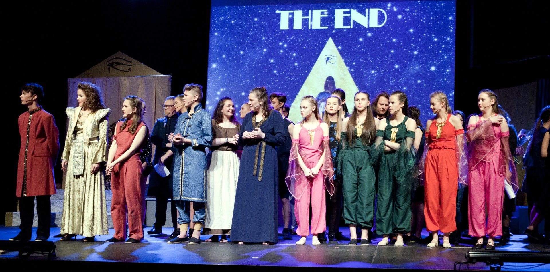 Toneel afbuigen op het podium aida