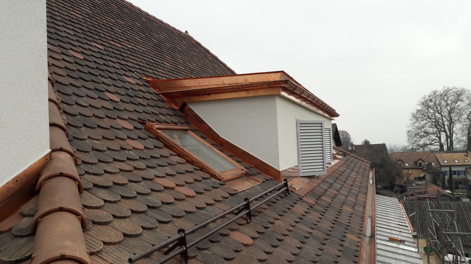 maison avec toit fini fenêtre de faîte