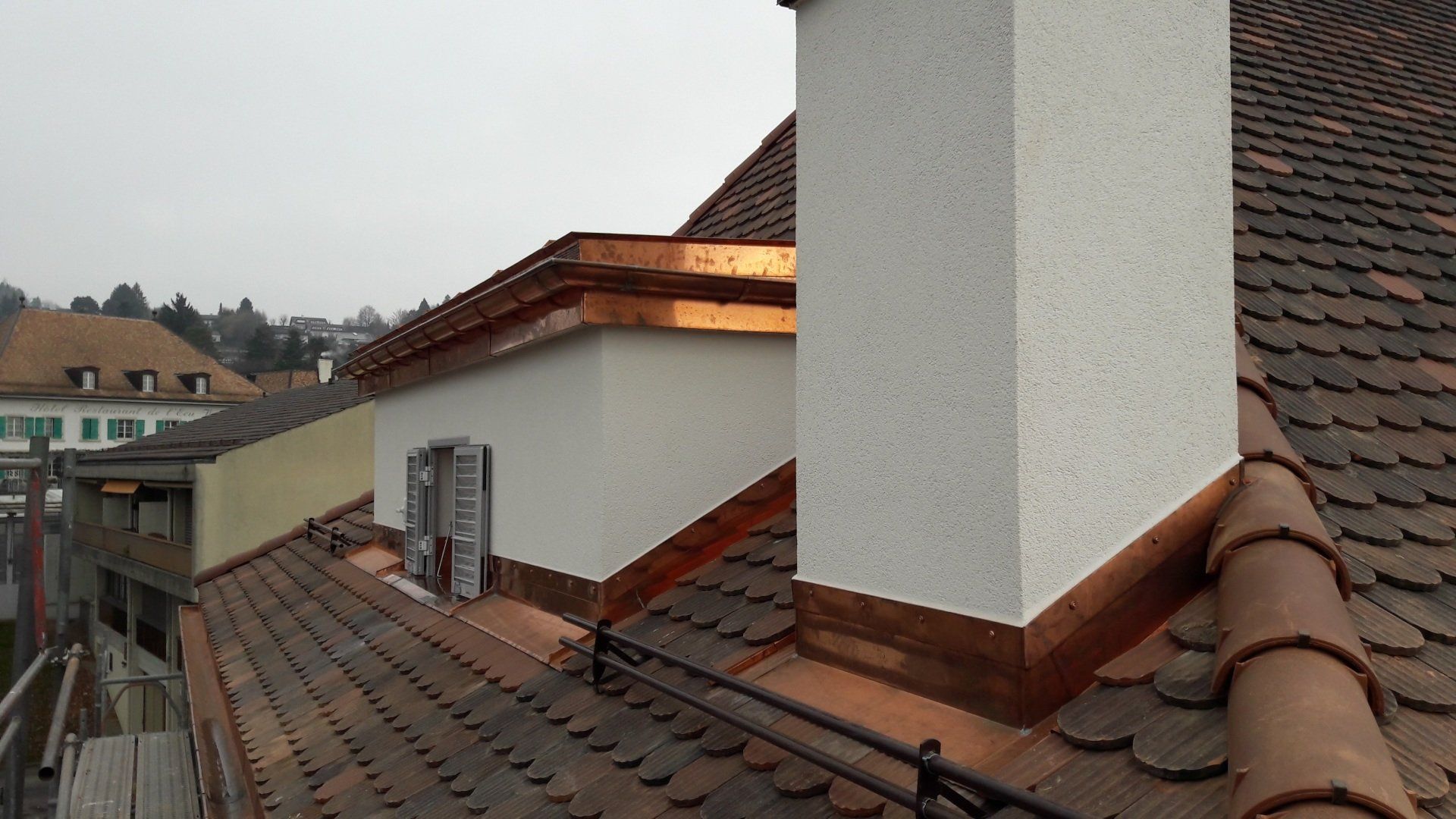 maison avec toit fini cheminées