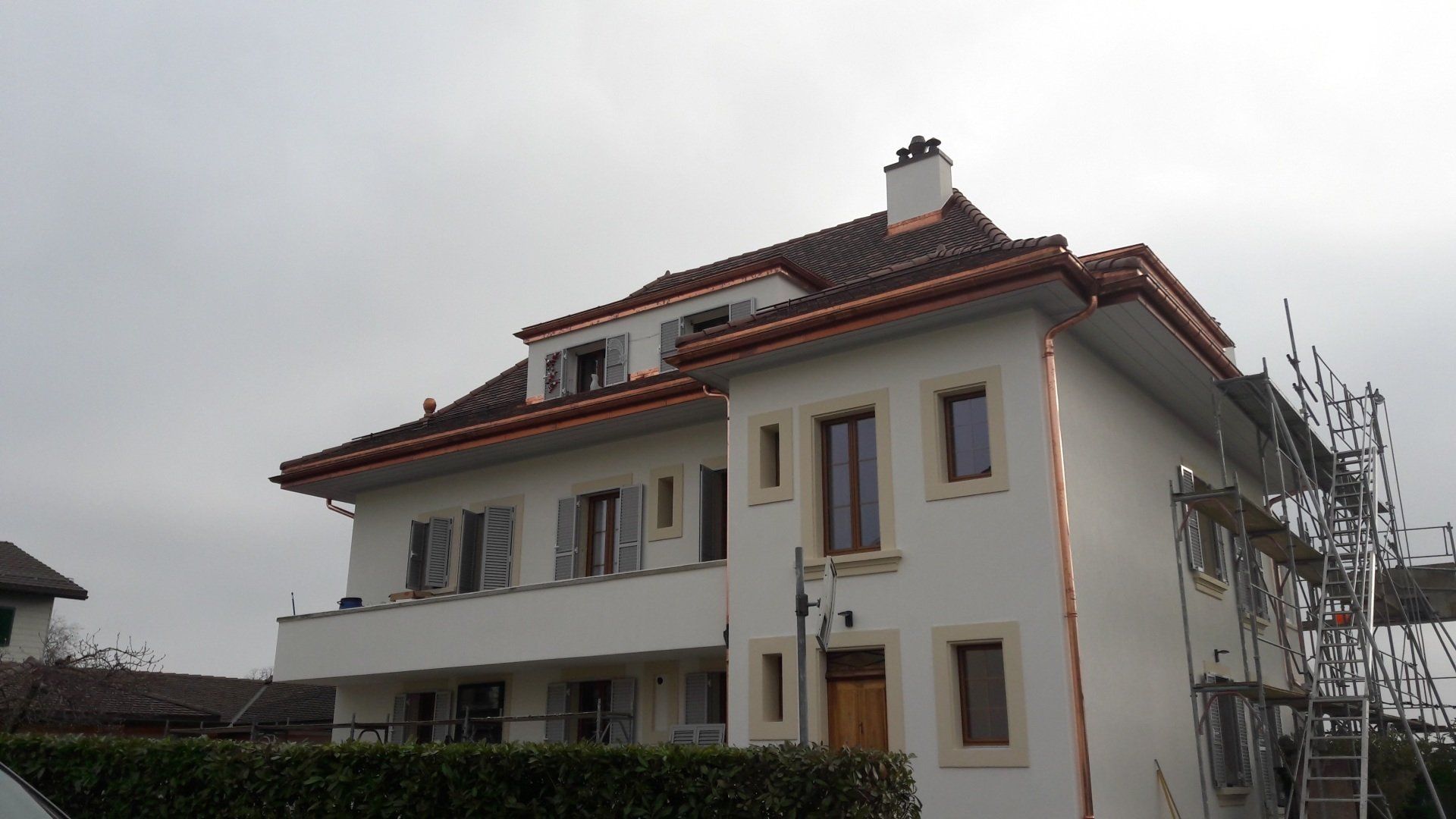 maison avec toit fini façades