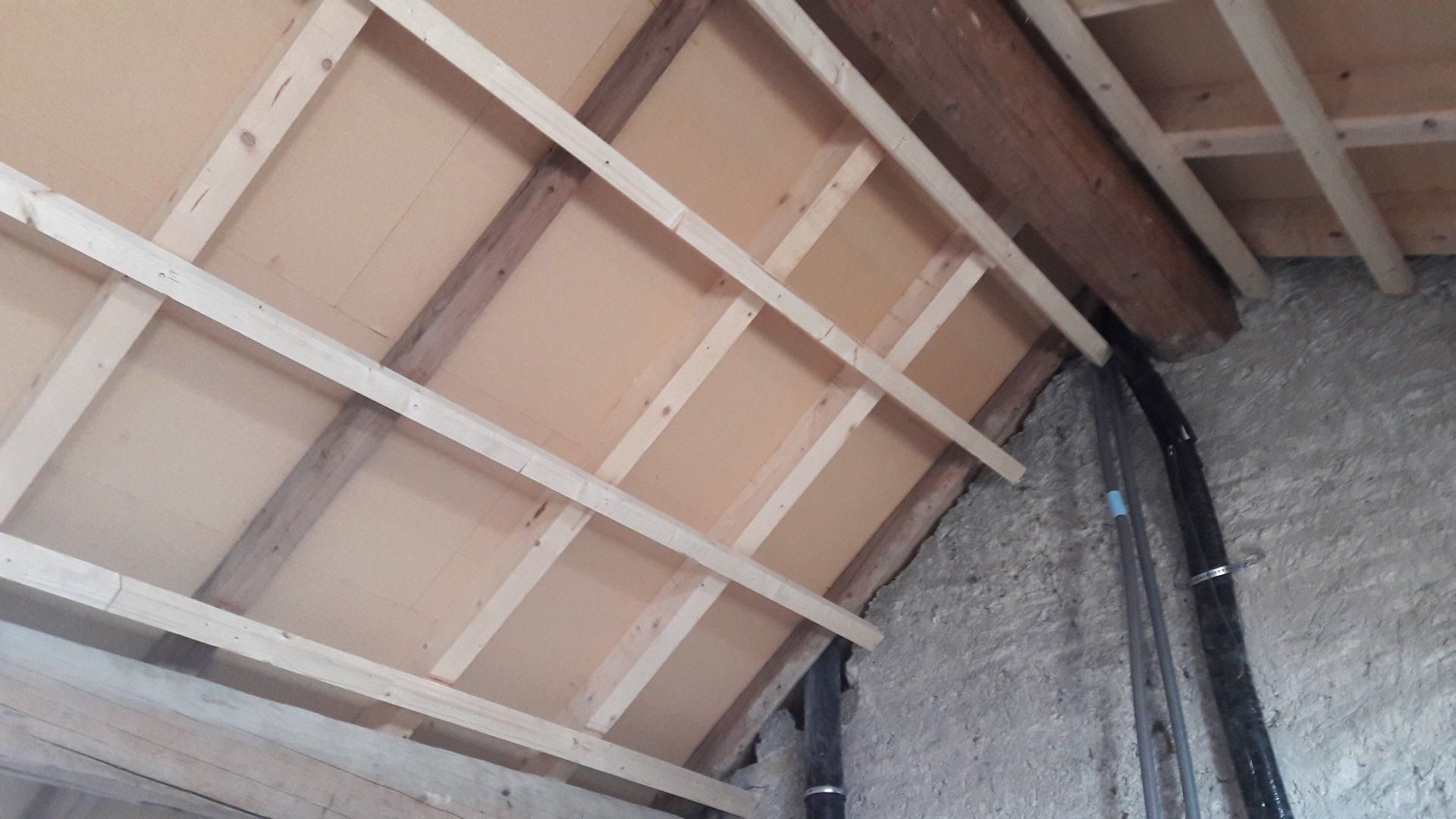 combles en construction vus de l'intérieur 1