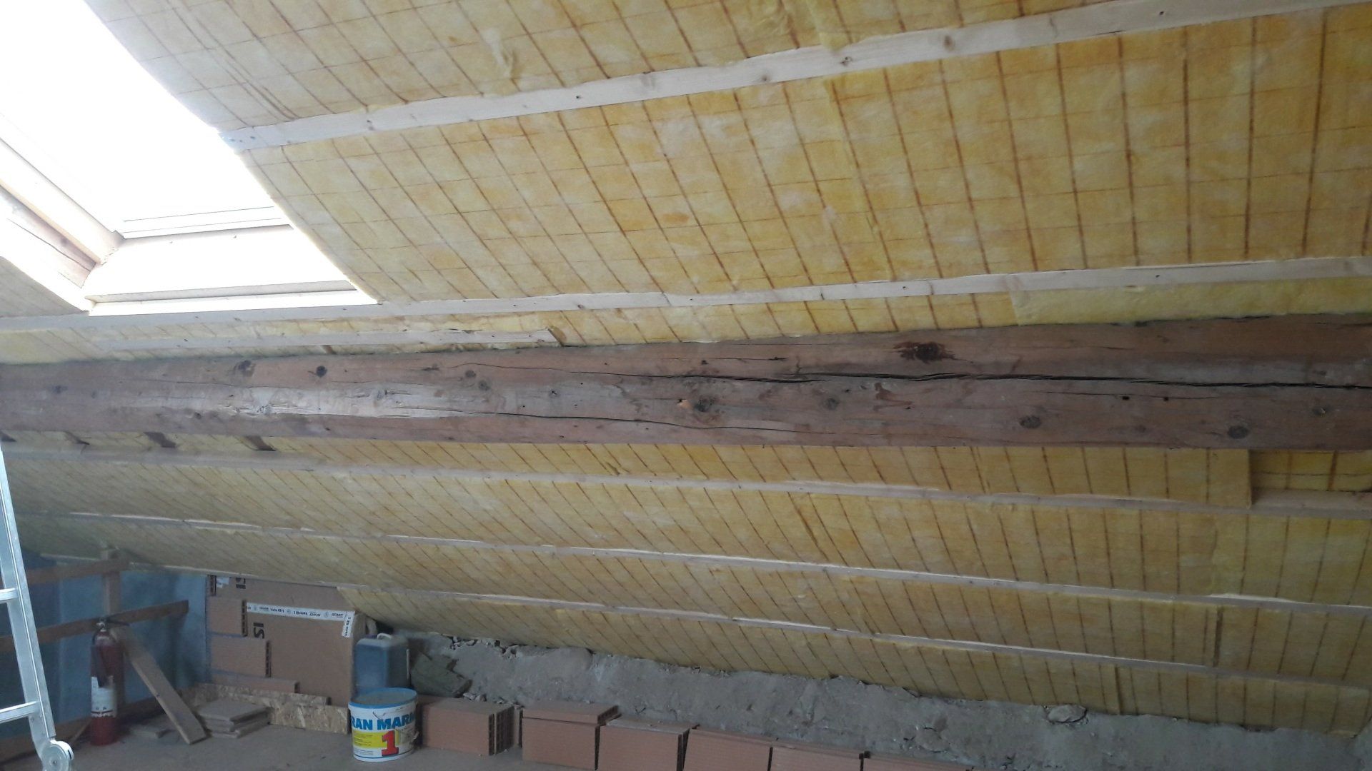 combles en construction vus de l'intérieur - bords