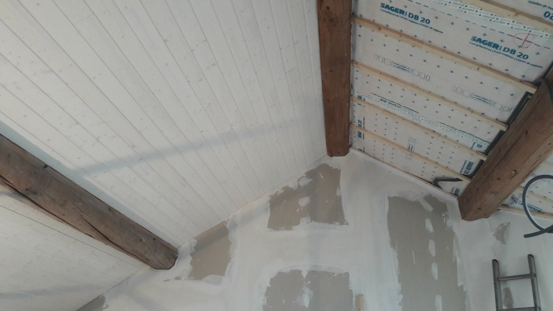 combles en construction vus de l'intérieur travaux avancés