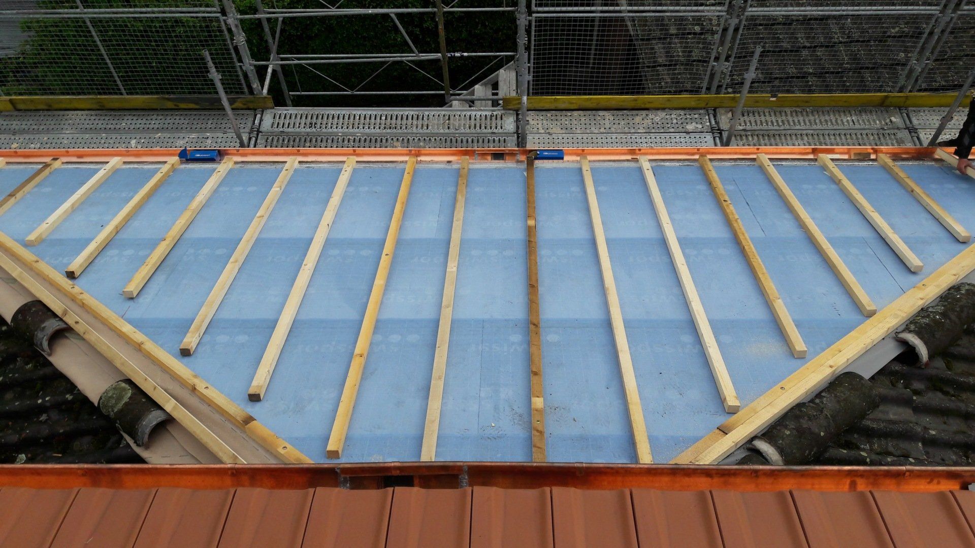 maison avec échafaudages bâchage