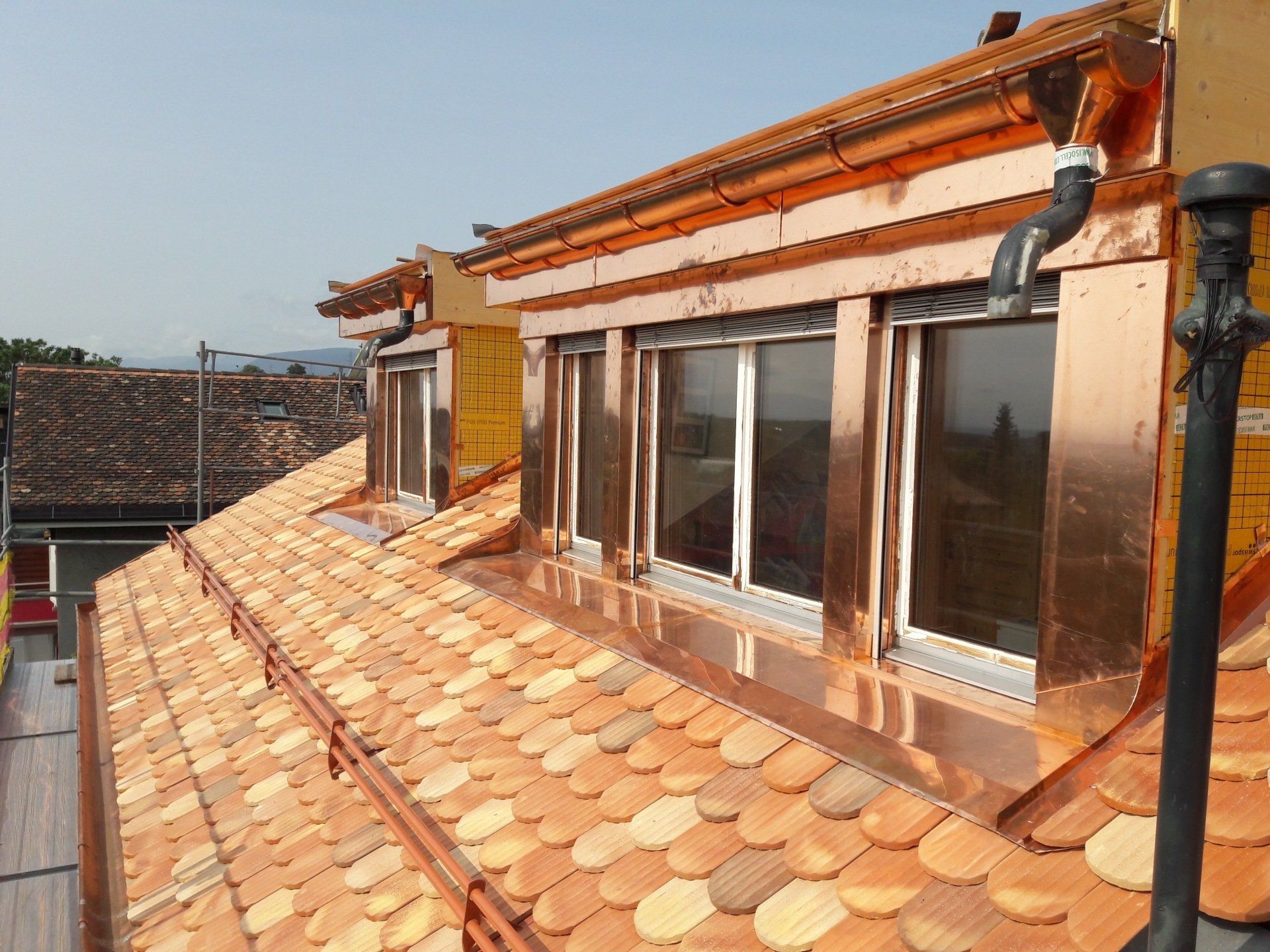 toit avec tuiles terminé avec fenêtre de combles