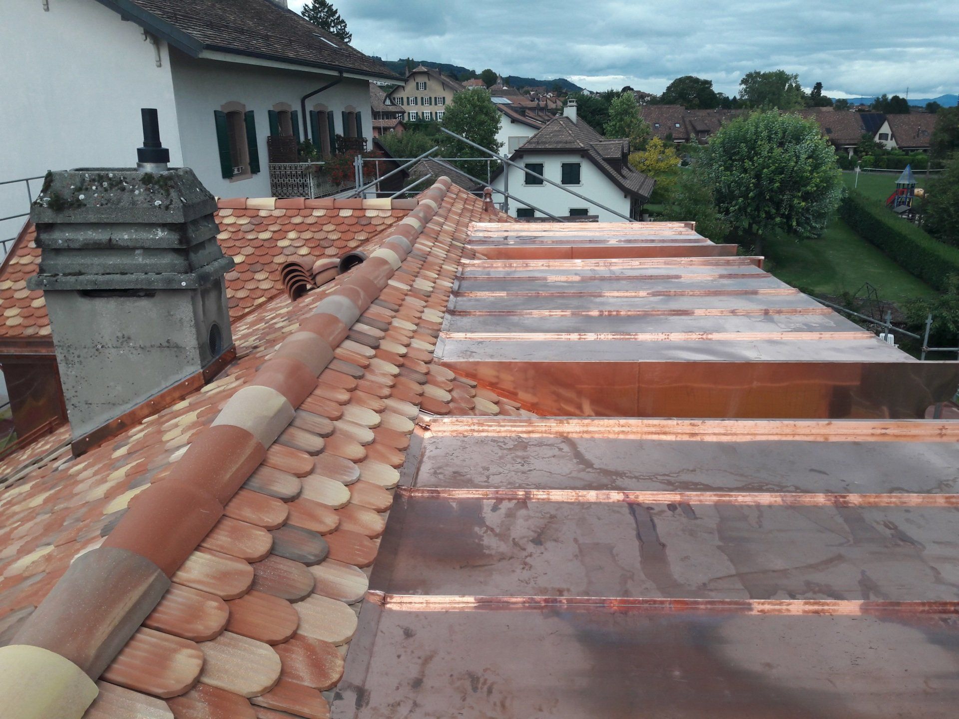 toit avec tuiles terminé avec ombrages à plat