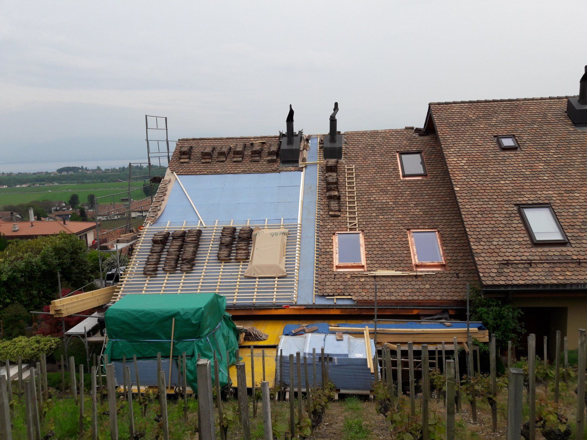 construction faîte de grande maison avec bâches