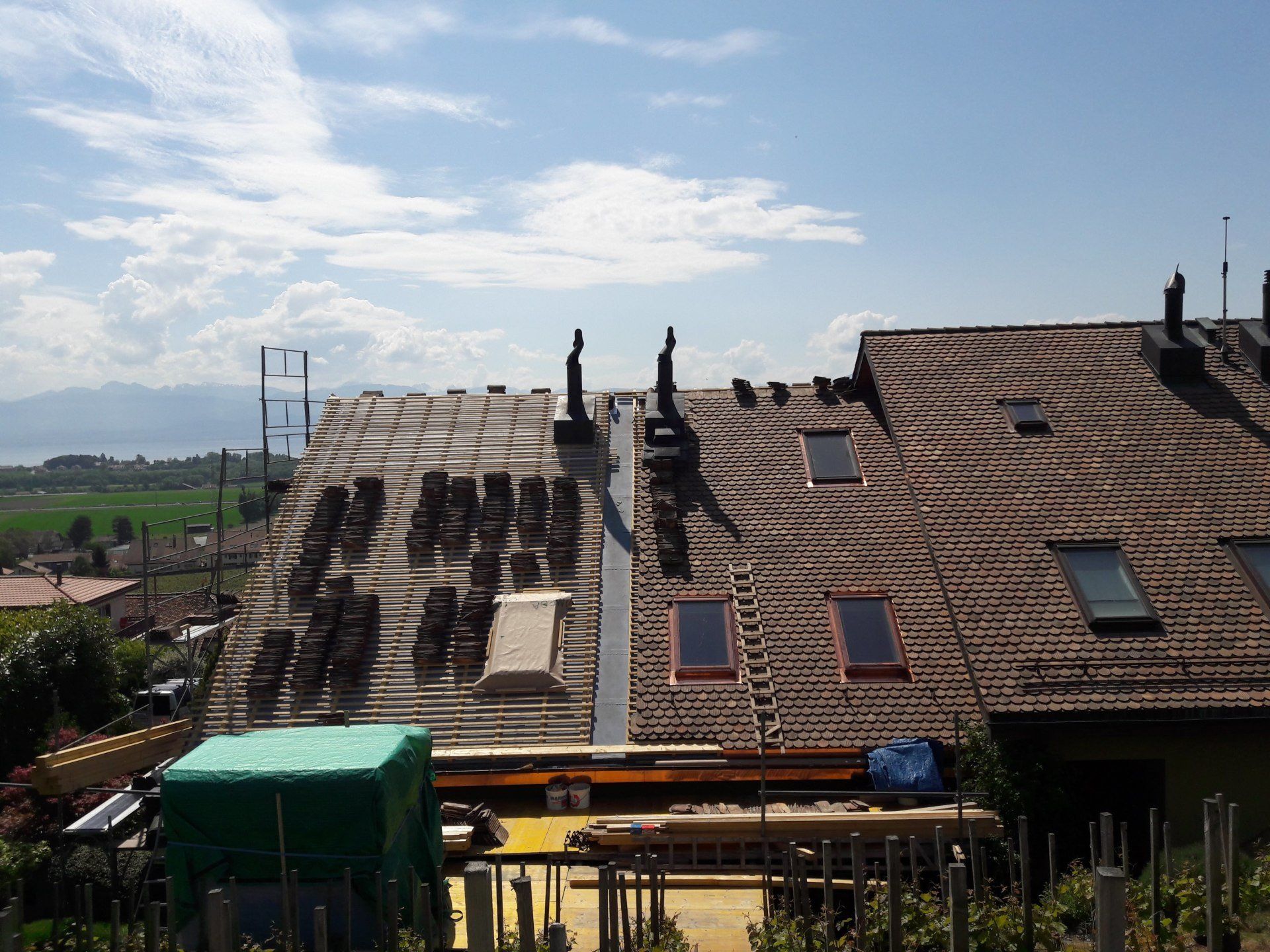 construction faîte de grande maison travail en cours