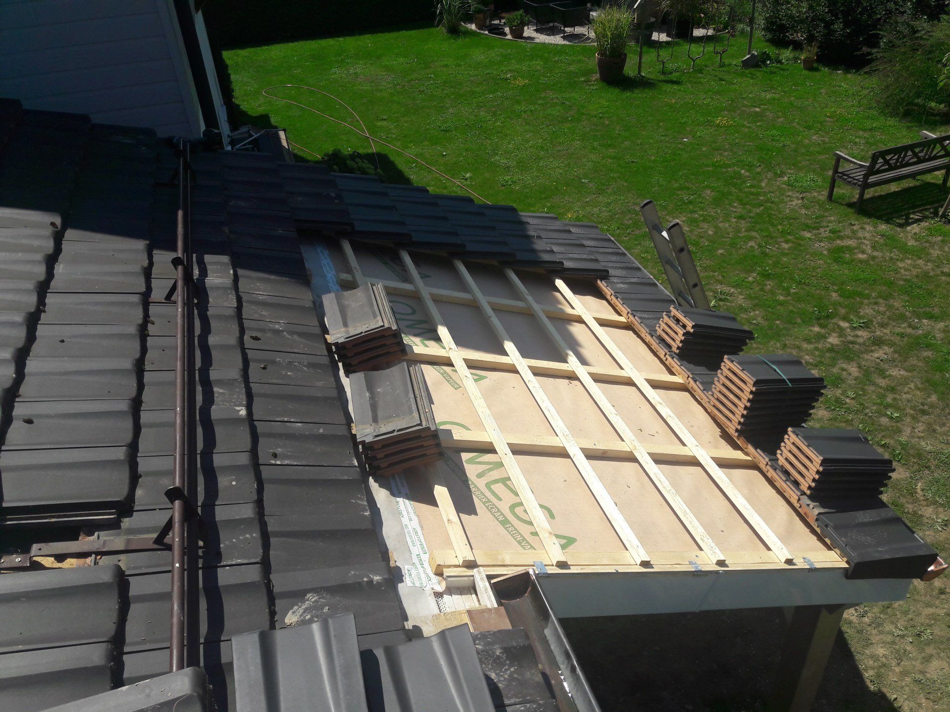 toit en tuiles noires