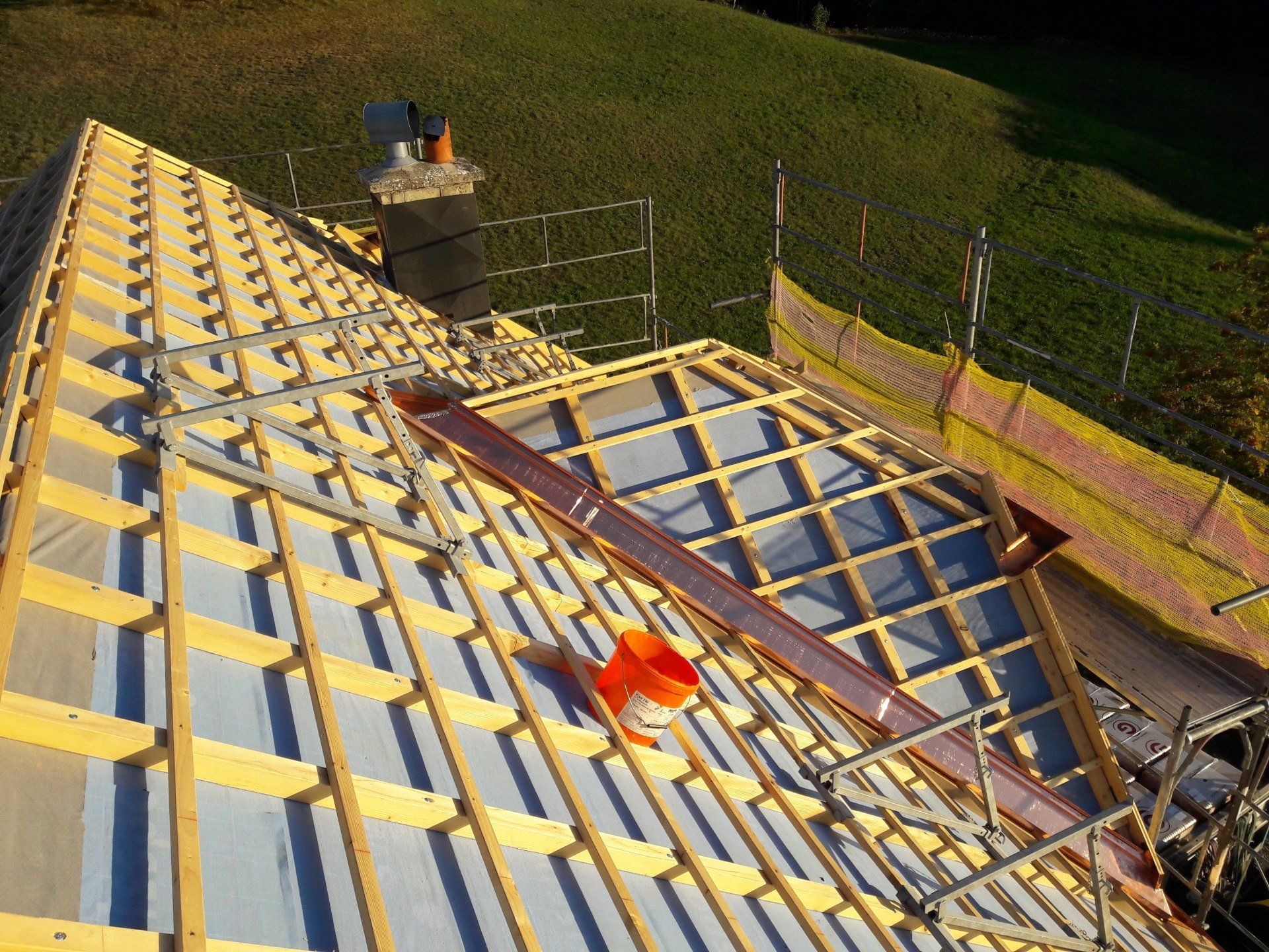 construction d'un toit avec armatures en bois