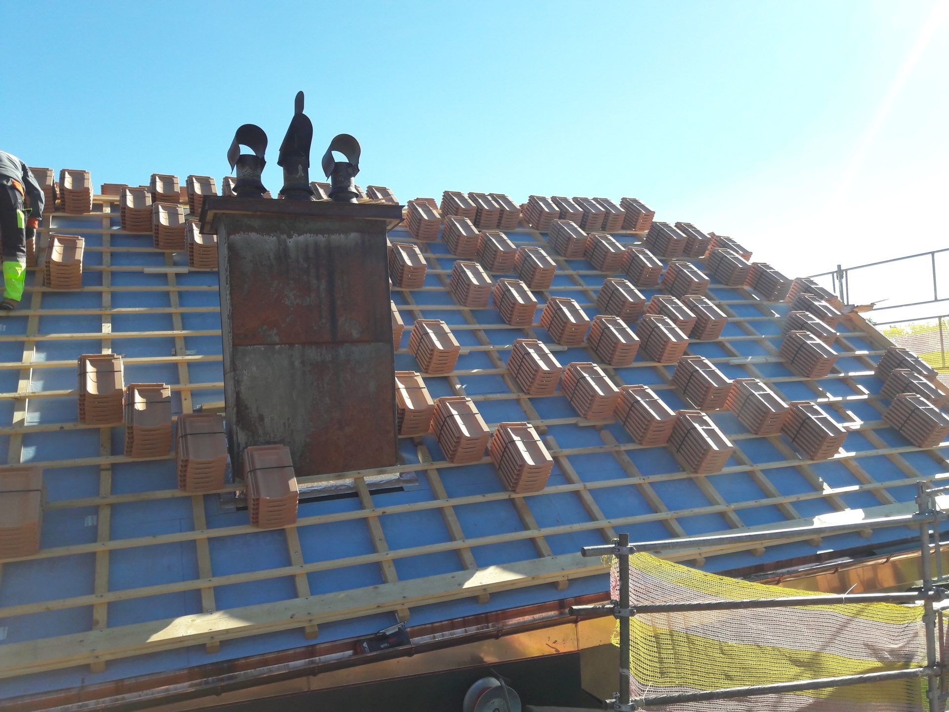 construction d'un toit avec armatures en bois et tuiles