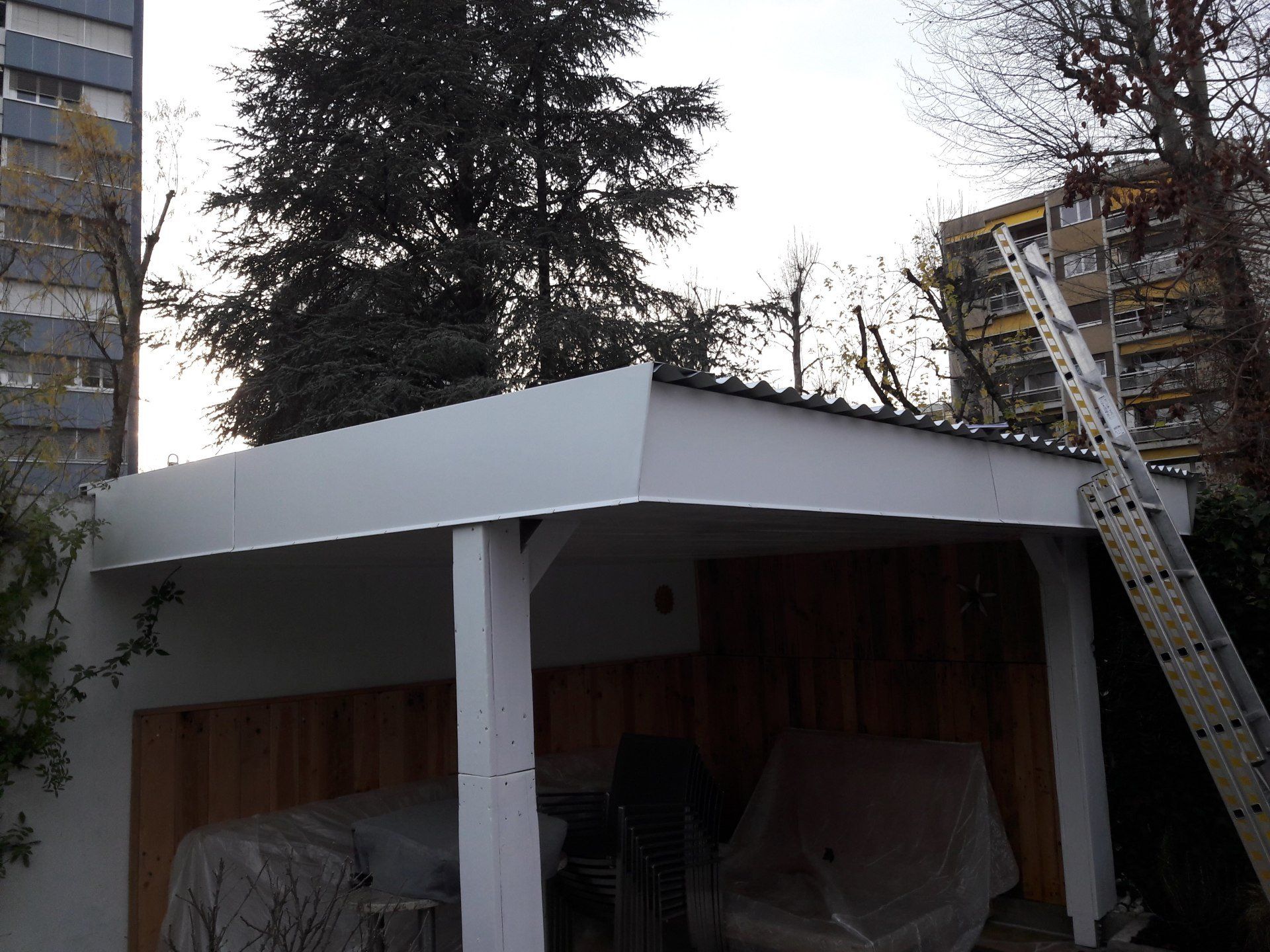 avant-toit en tôle ondulée