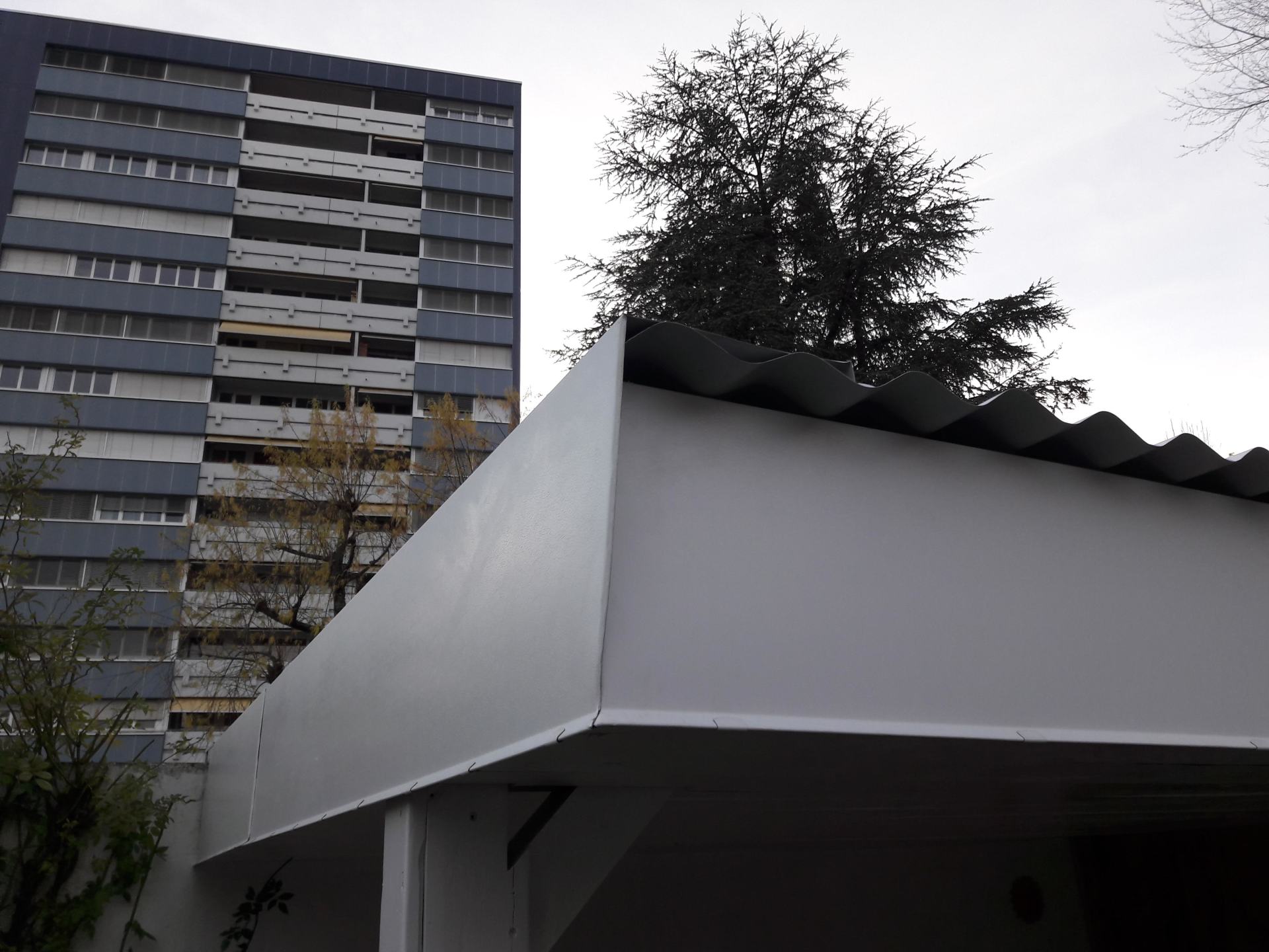 avant-toit en tôle ondulée vue de côté