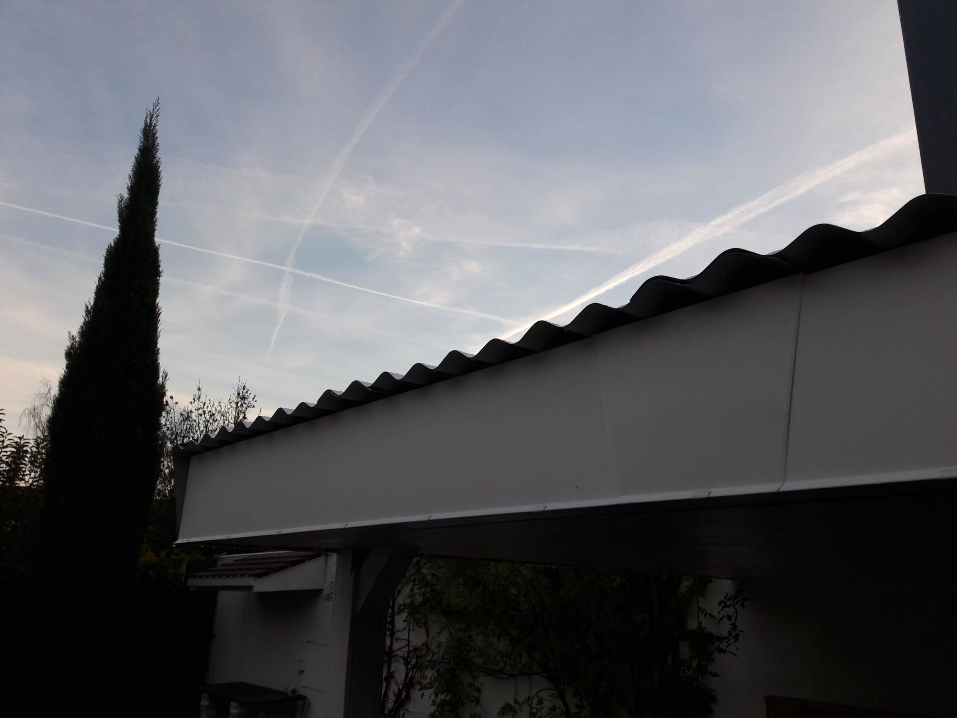 avant-toit en tôle ondulée finitions