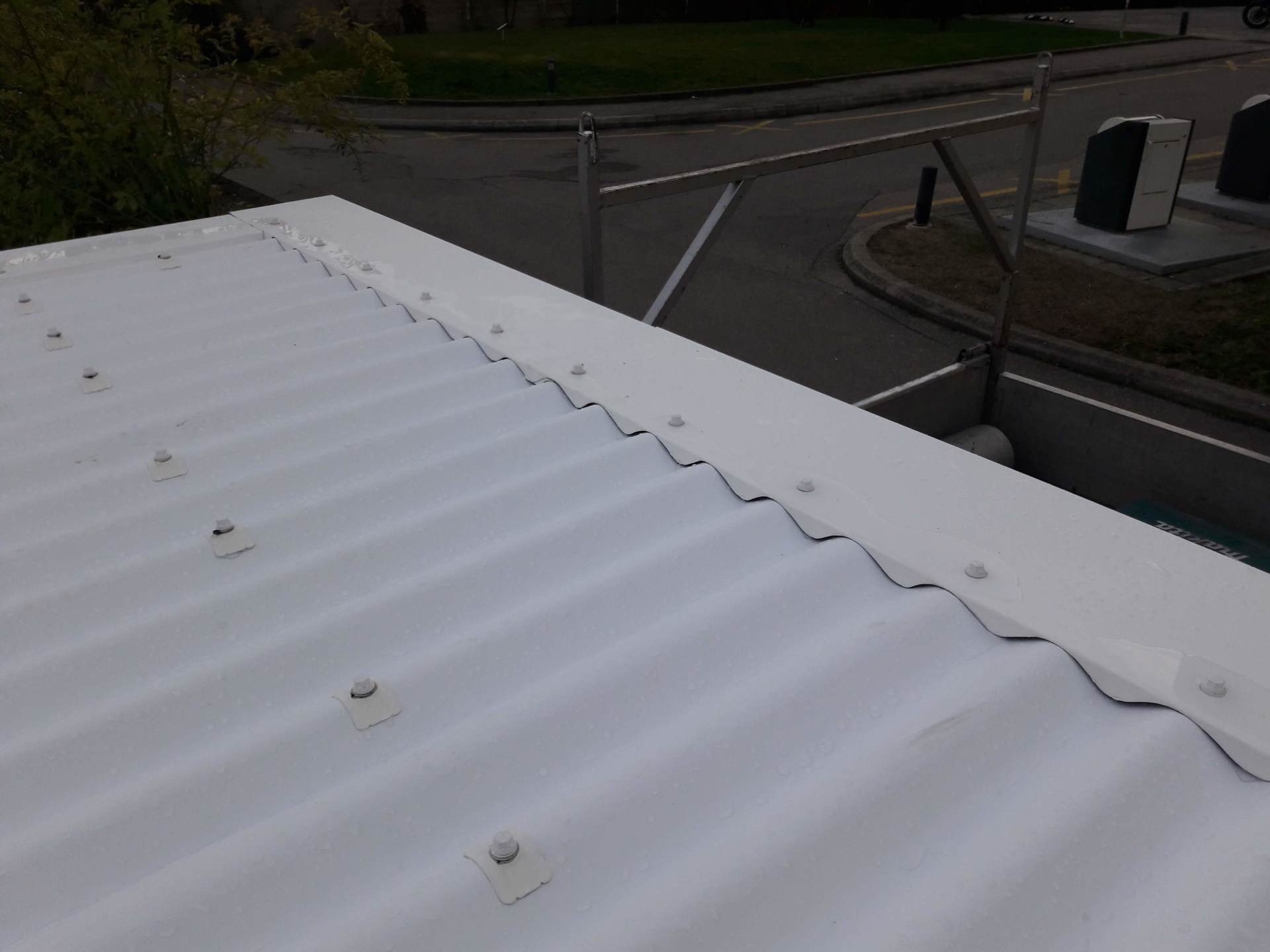 avant-toit en tôle ondulée détail