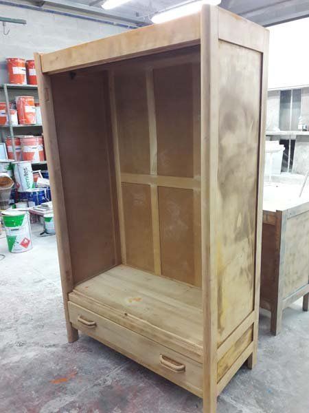 armadio in legno senza porte dentro un magazzino