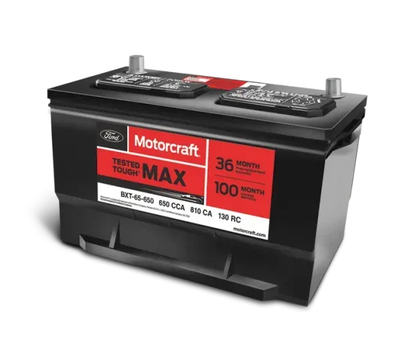 Batería Ford Motorcraft MAX. Caja rectangular negra con etiquetas rojas y blancas. Terminales superiores visibles.